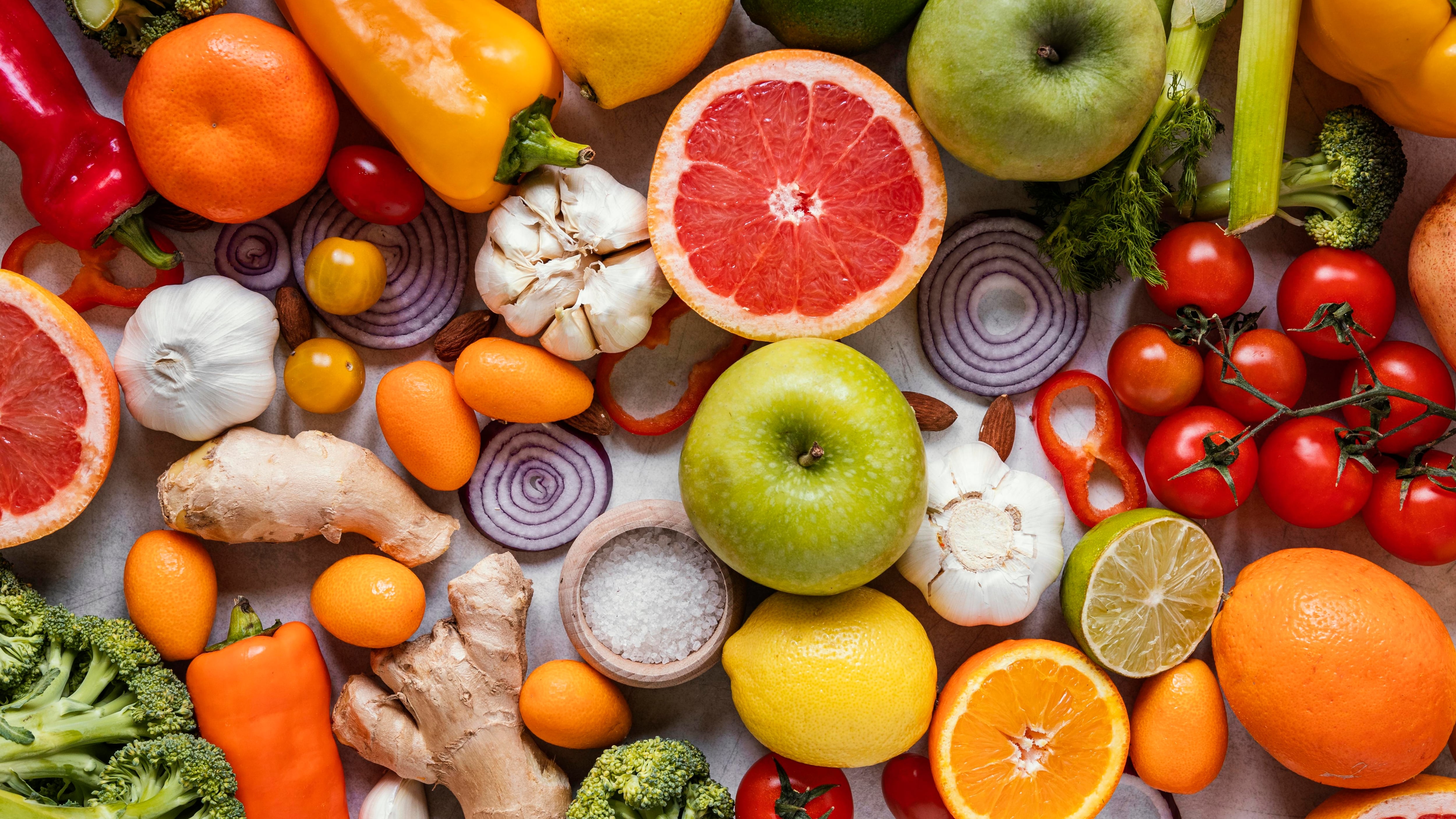 Los polifenoles, compuestos vegetales coloridos, requieren de un microbioma intestinal saludable para potenciar sus antioxidantes y reforzar las defensas del organismo (Crédito: Freepik)