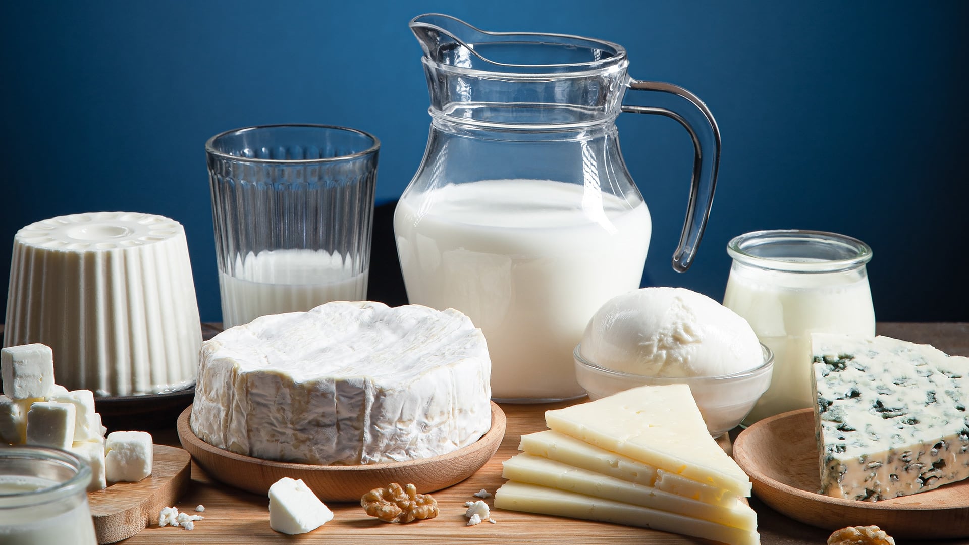 El abuso de productos lácteos puede agravar el estreñimiento, sobre todo en personas con sensibilidad a la lactosa o intolerancia (Freepik)