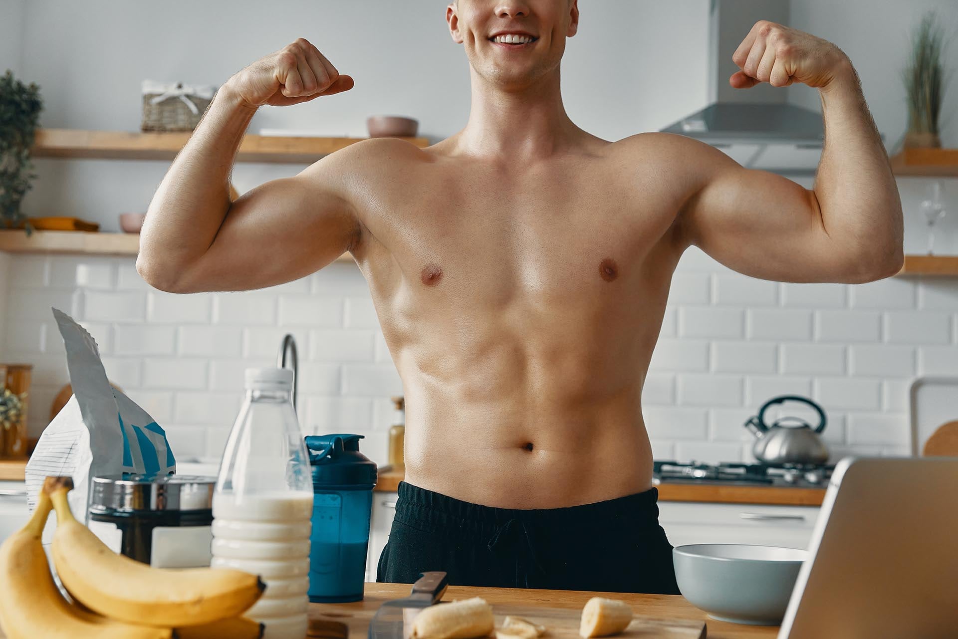 La sarcopenia afecta la masa muscular de los hombres a partir de los 50 años y puede prevenirse con una dieta rica en proteínas (Crédito: Freepik)