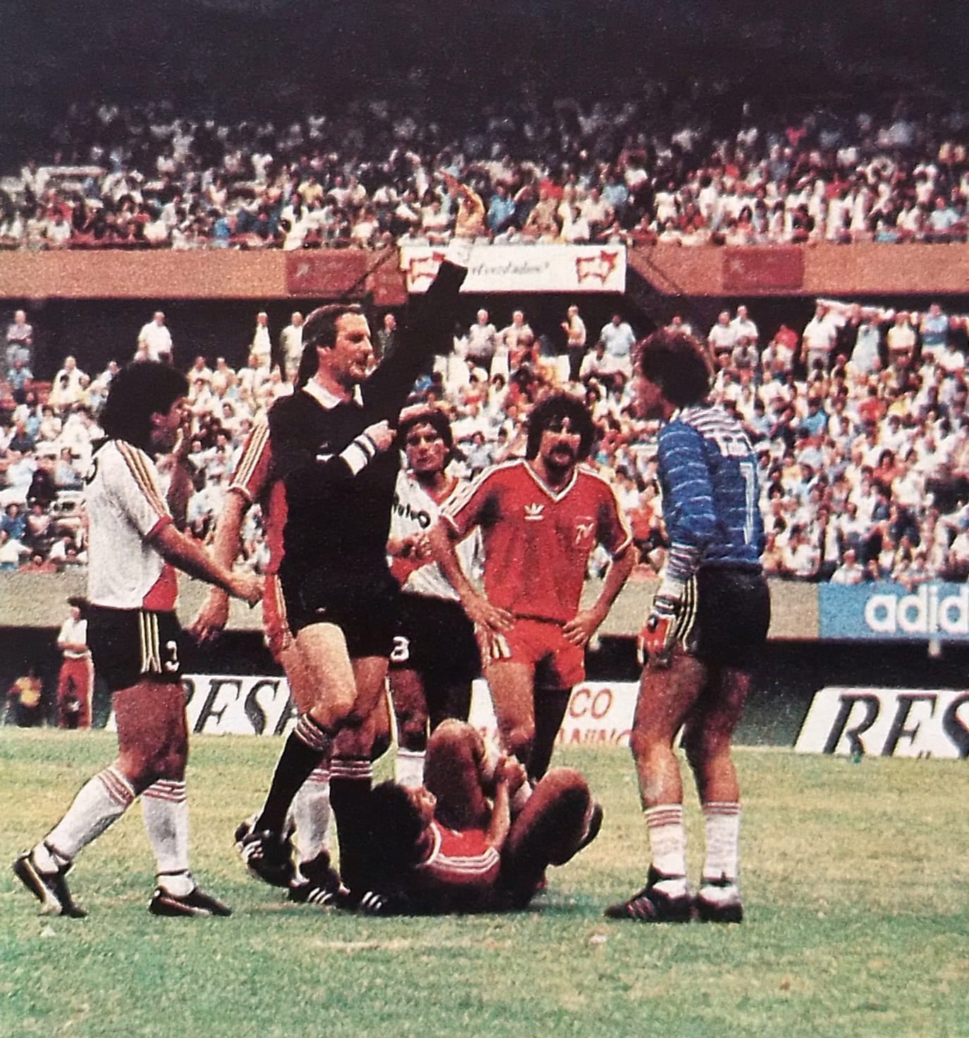 La increíble reacción de Nery Pumpido, agrediendo a Mario Videla y que le valió la tarjeta roja que le muestra Juan Carlos Loustau