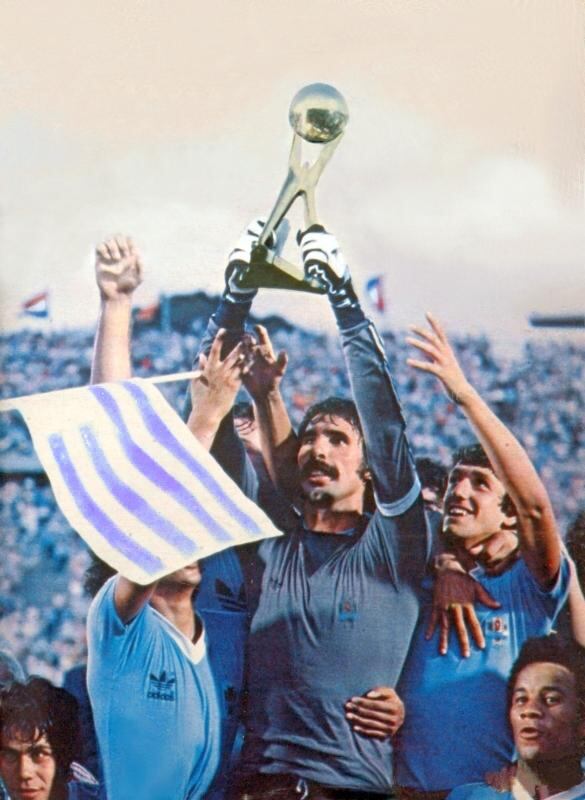 Rodolfo Rodríguez, arquero y capitán de Uruguay, levanta el trofeo
