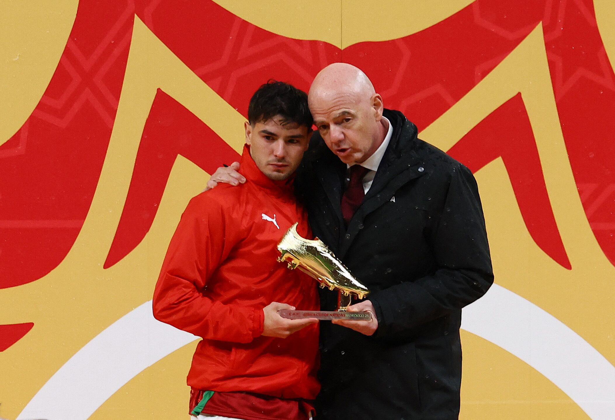 Brahim Díaz recibió la Bota de Oro que le entregó el presidente de la FIFA Gianni Infantino (REUTERS/Siphiwe Sibeko)
