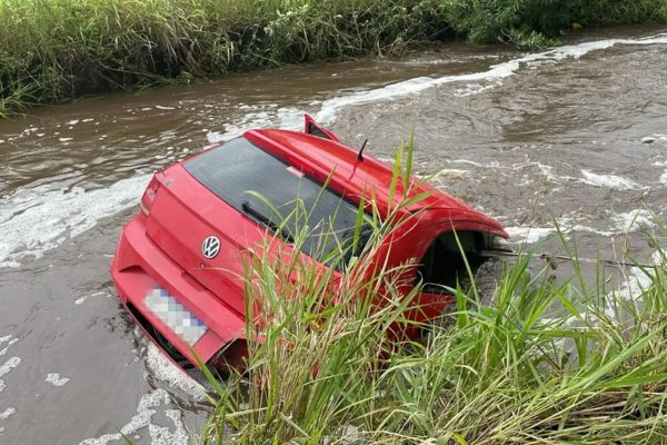 Accidente fatal en Tucumán: un auto perdió el control, cayó en un canal y tres jóvenes murieron