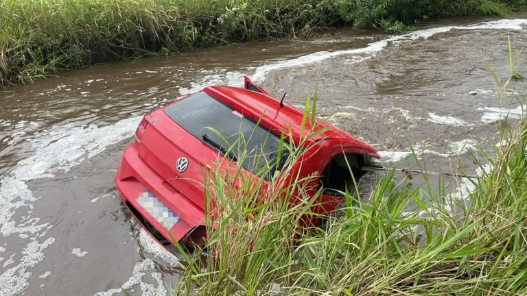 Accidente fatal en Tucumán: un auto perdió el control, cayó en un canal y tres jóvenes murieron