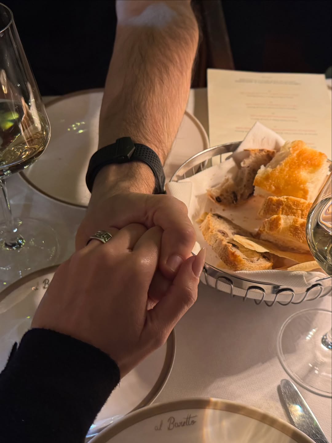 El festejo central de Rocío Robles en Roma incluyó una cena romántica en un restaurante italiano típico, con platos de pastas y una torta personalizada para la modelo 