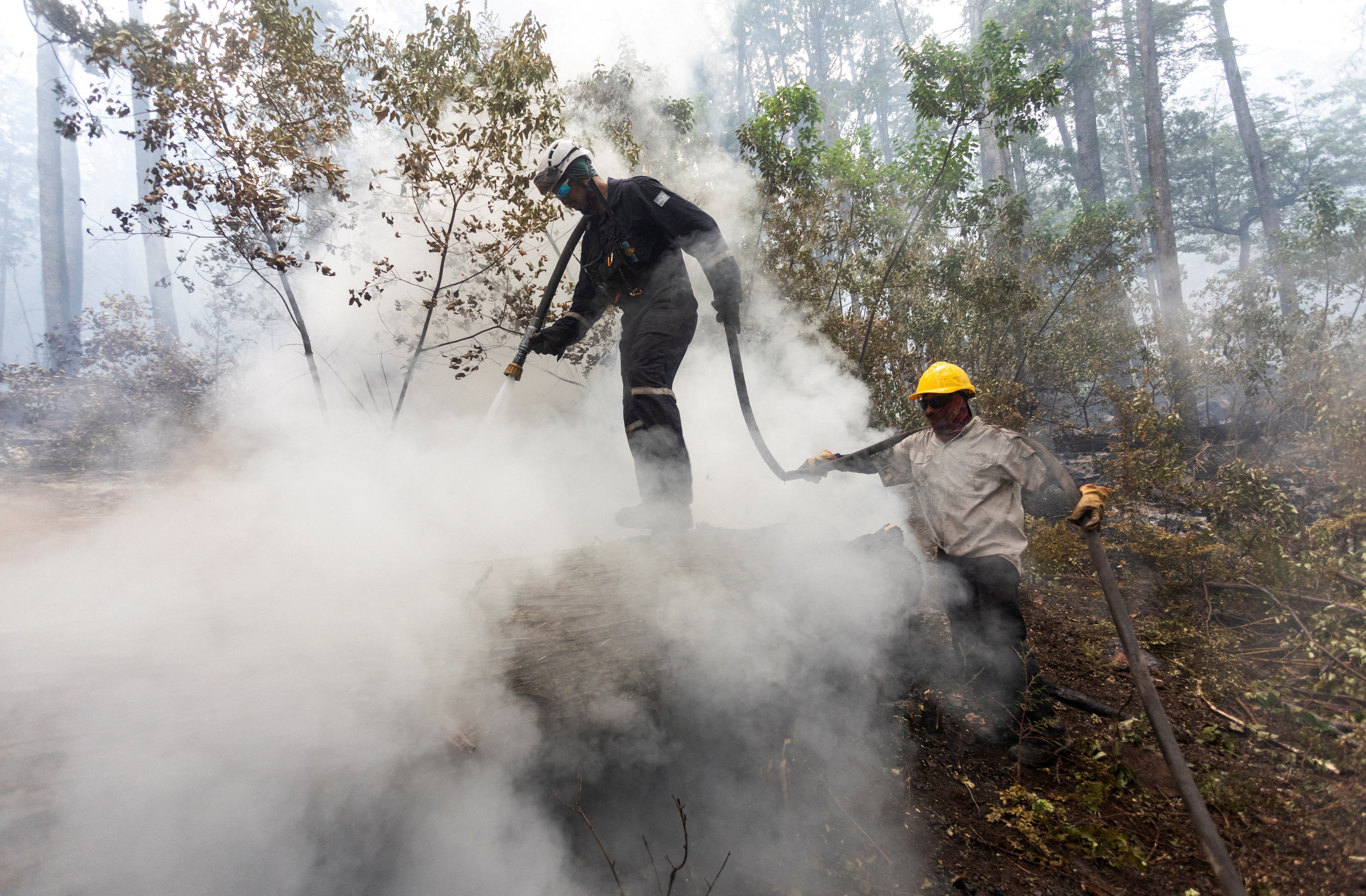 Los brigadistas y los equipos de emergencia se mantienen en alerta (REUTERS)