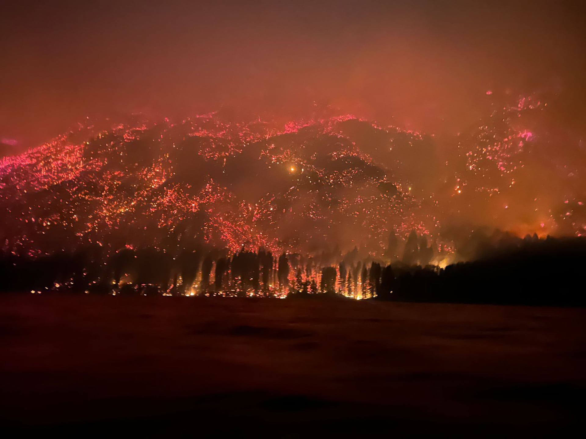 Las autoridades aseguraron que el incendio aún no se encuentra contenido