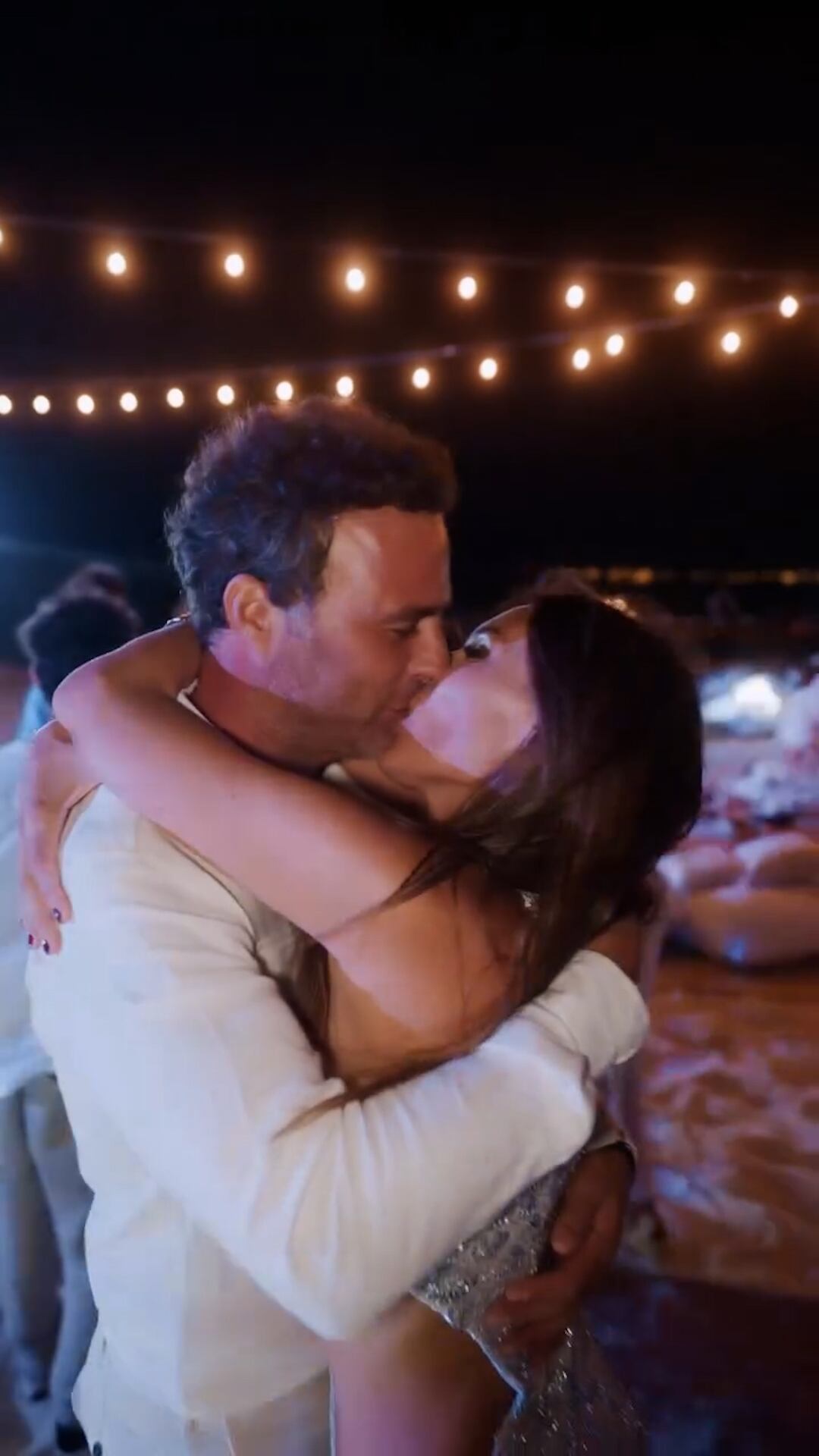 El apasionado beso de Pampita con Martín Pepa para cerrar una noche única