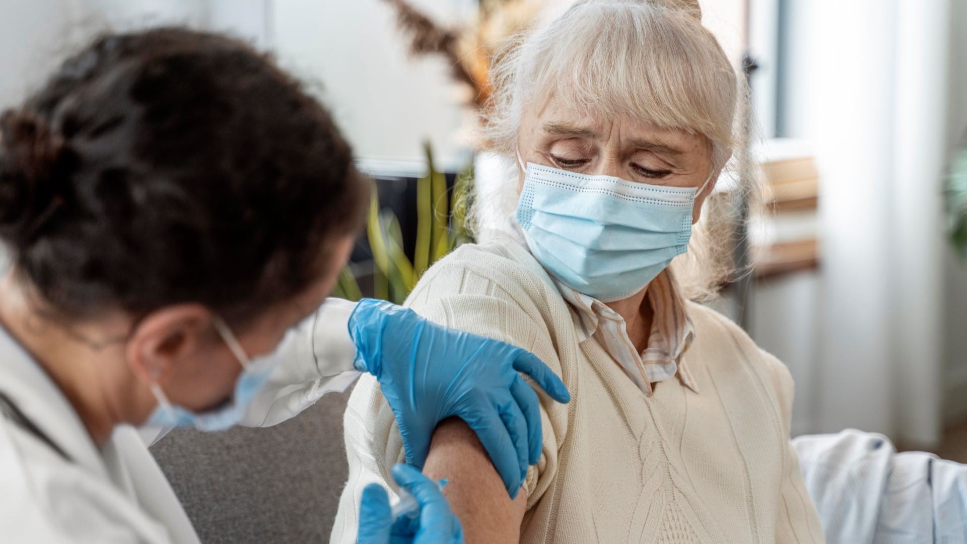 Quienes presentan síntomas respiratorios deben evitar el contacto social hasta al menos 24 horas sin fiebre (Freepik)