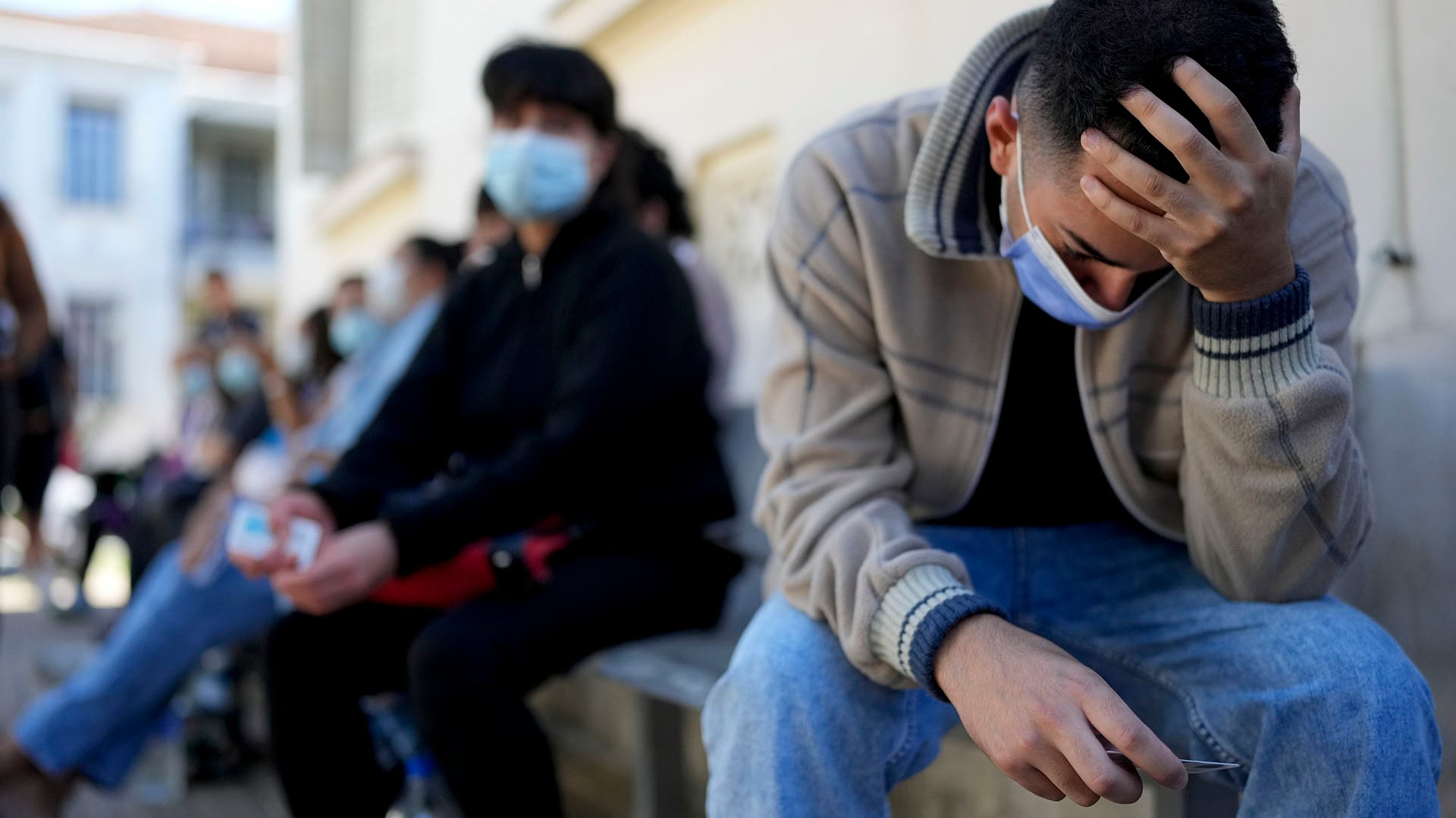 La consulta médica temprana ante fiebre dolores y erupciones permite un diagnóstico oportuno y el control de posibles brotes (AP Foto/Natacha Pisarenko)