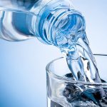 Algunas aguas embotelladas populares contienen sustancias químicas no reguladas, según los investigadores.