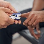 Algunos oxímetros de pulso son menos precisos para personas de color, según un estudio