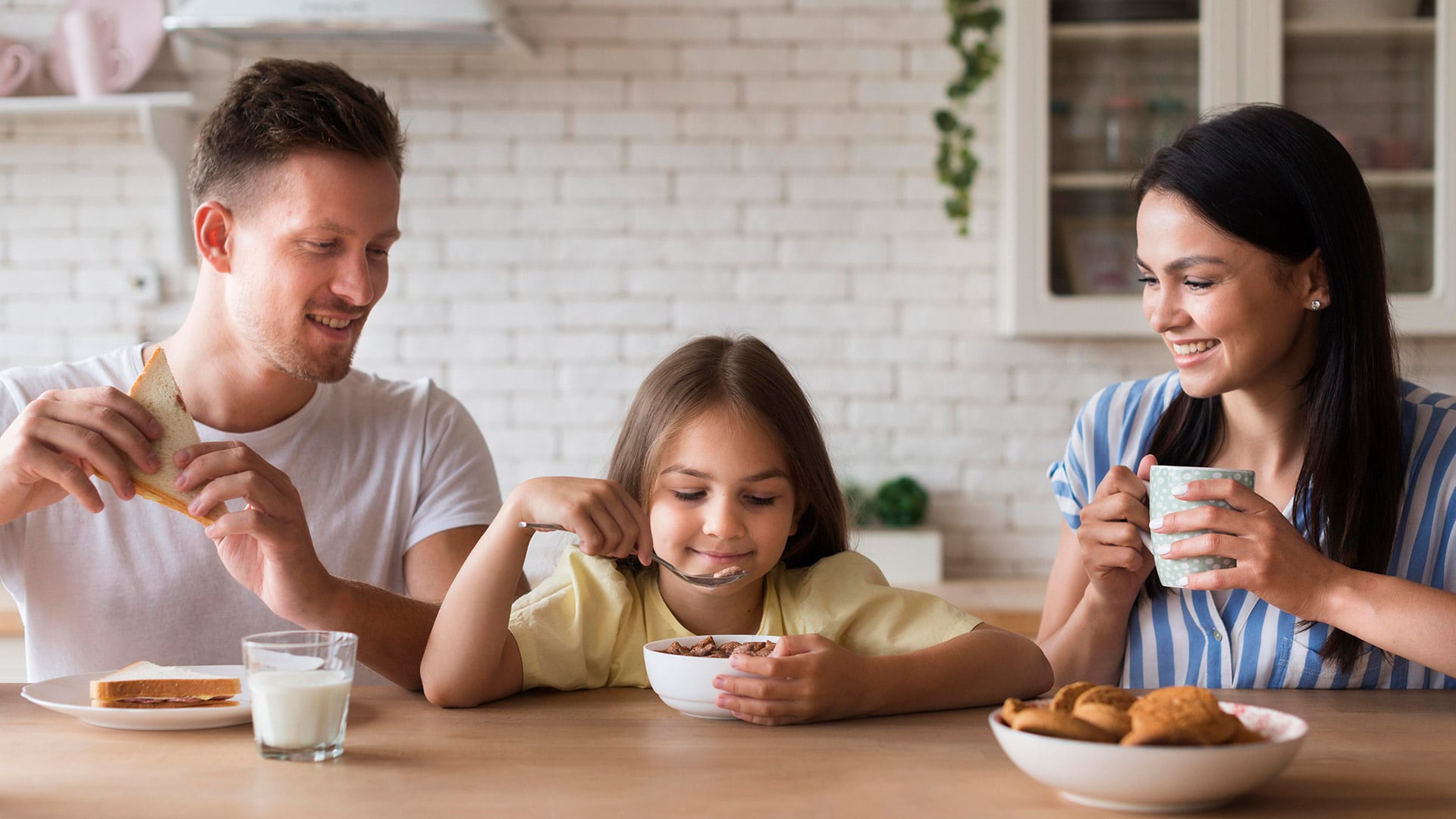 La interacción constante con microorganismos vivos es esencial para el desarrollo inmunitario desde la infancia (Freepik)