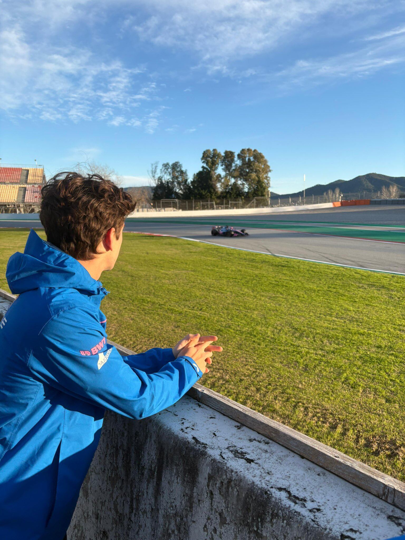 El pilarense observando a su compañero sobre el A526 (Alpine F1 Team)