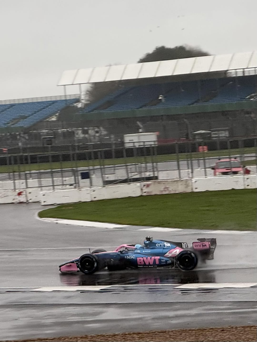 La foto que subieron del nuevo Alpine con el piloto francés al mando