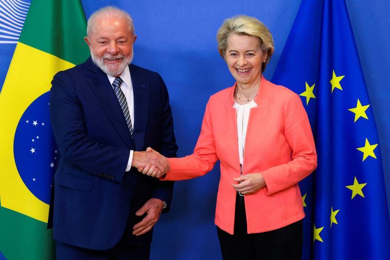 El ex presidente pro tempore del Mercosur, Luiz Inacio Lula da Silva, es recibido por la presidenta de la Comisión Europea, Ursula von der Leyen (REUTERS/Yves Herman)