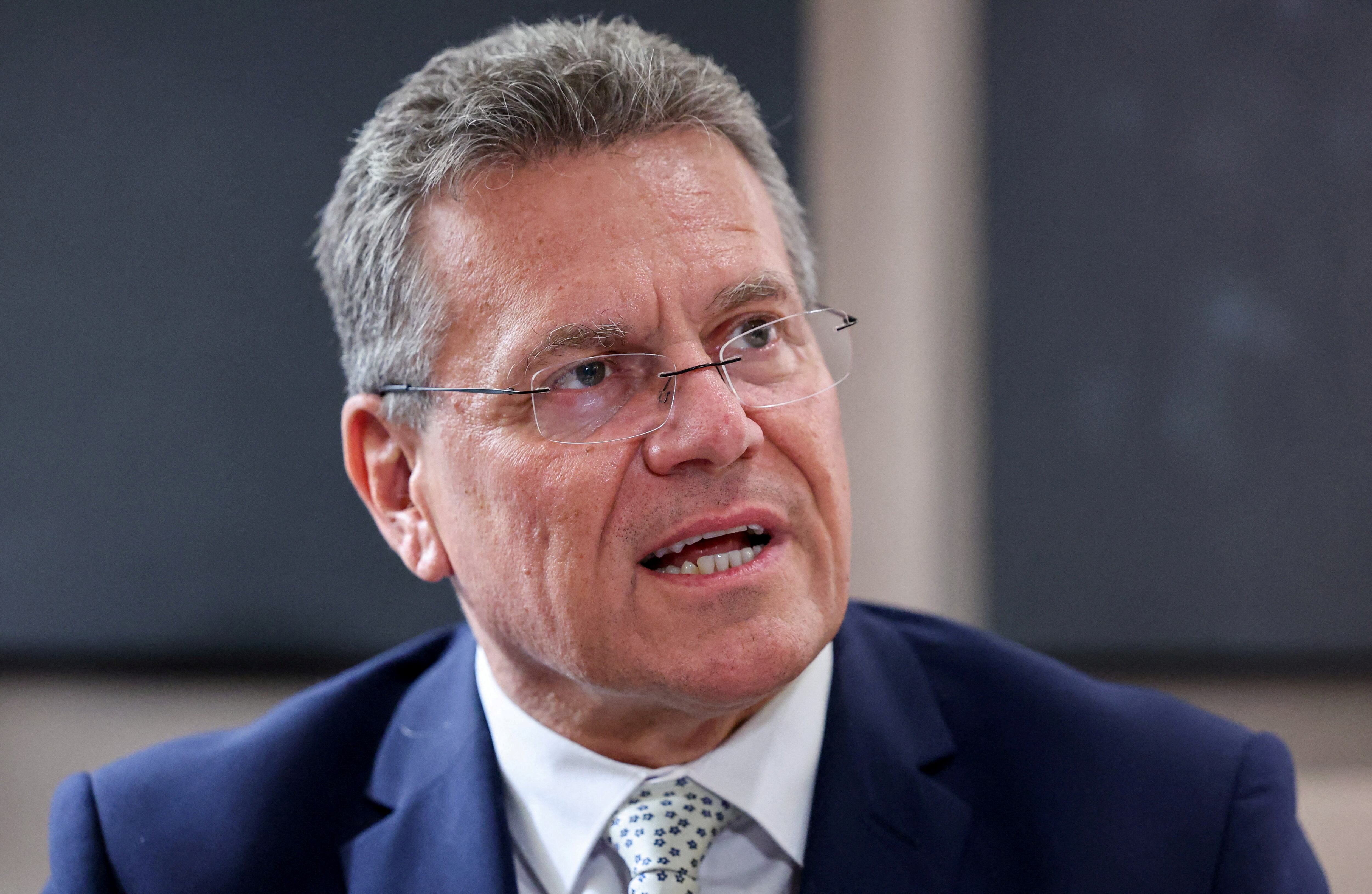El comisario europeo de Comercio y Seguridad Económica, Maros Sefcovic, habla con los periodistas (REUTERS/Hasnoor Hussain)