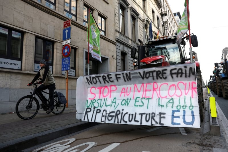 Un tractor con una pancarta contraria al acuerdo entre la UE y el Mercosur avanza durante una protesta por las calles de Bruselas, Bélgica, el 18 diciembre 2025 (REUTERS/Yves Herman)