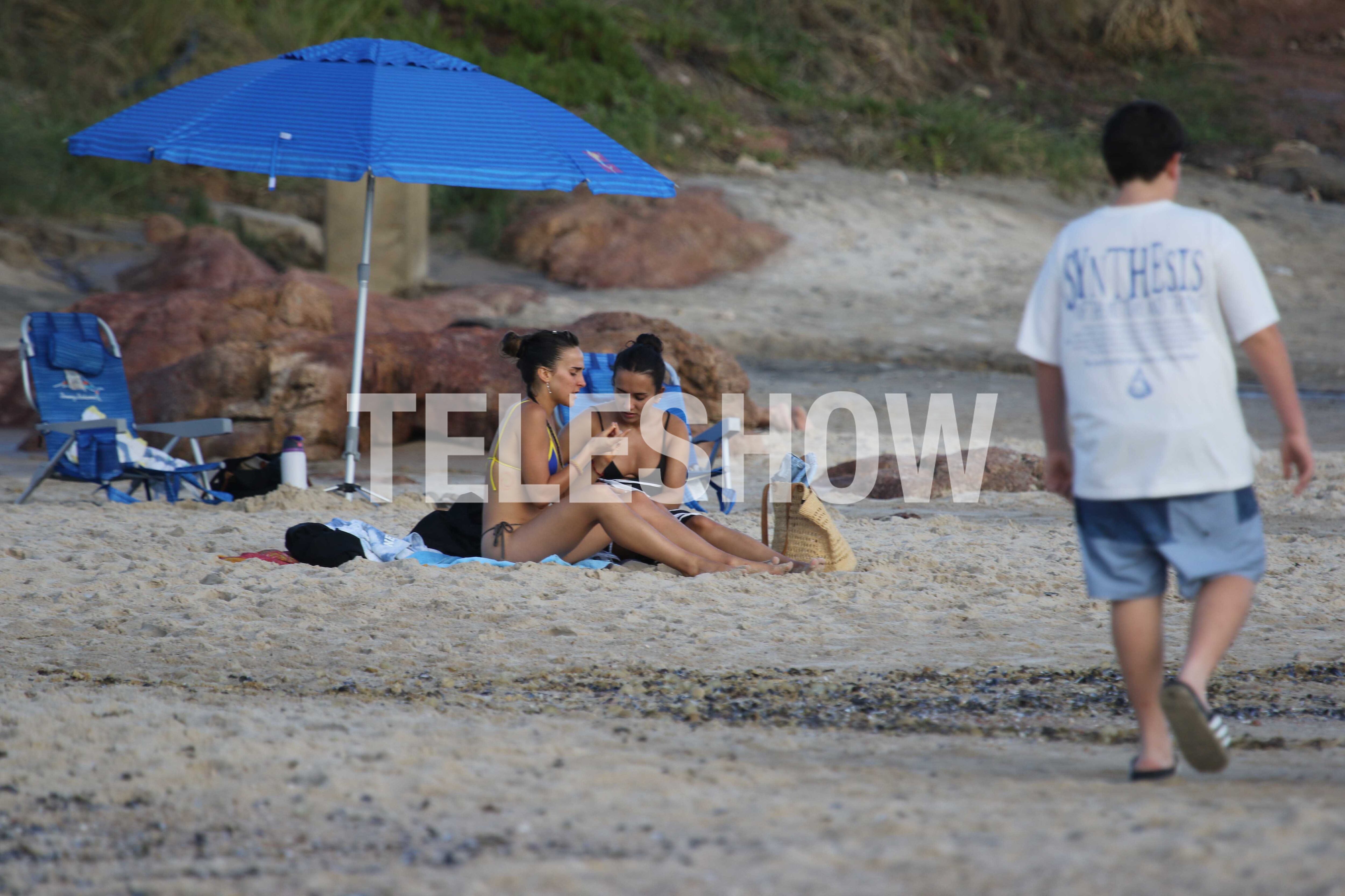El entorno de reposeras y bolsos reflejó la clásica imagen de vacaciones en las playas de Punta del Este