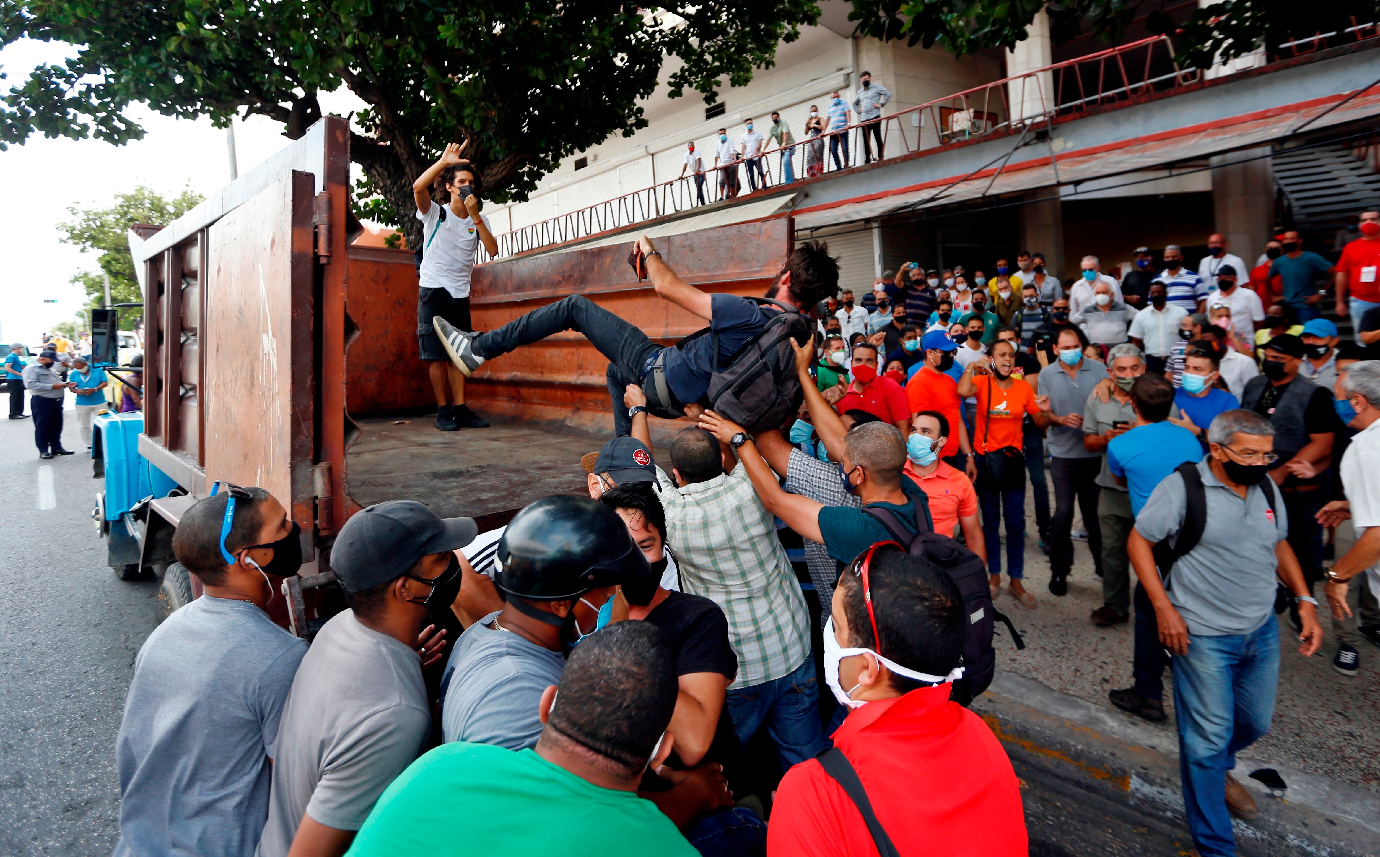 Fotografía de archivo de manifestantes frente al Instituto de Radio y Televisión (ICRT) mientras son montados en un camión en una calle en La Habana (Cuba) (EFE/Ernesto Mastrascusa) 