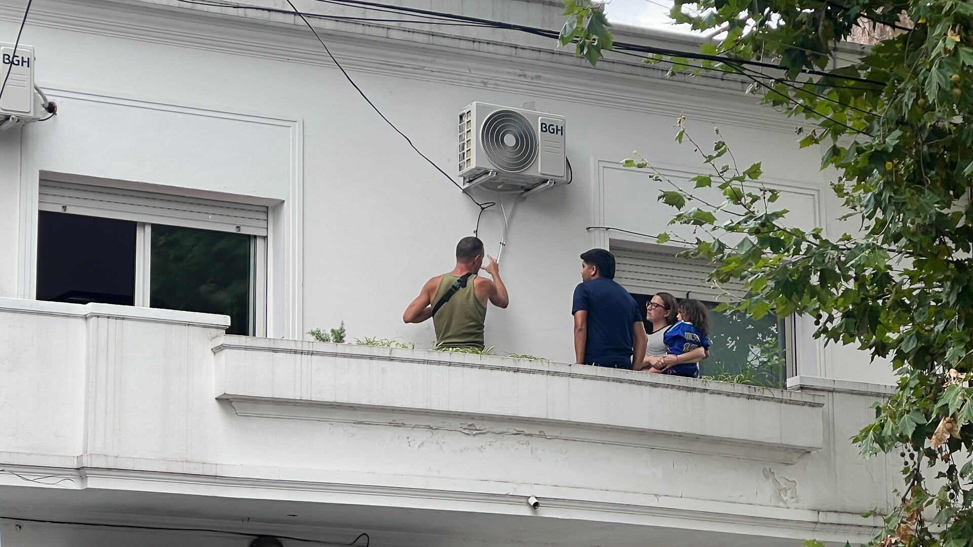 La gente salió a los balcones para hacer frente al calor (Gaston Taylor)