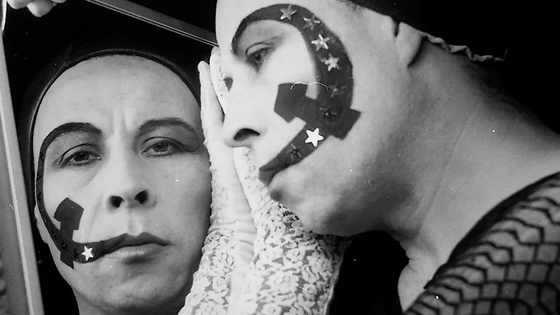 La exposición reúne fotos desde la mirada de quienes lo acompañaron en su vida revelando nuevas dimensiones del escritor chileno en el Barrio Brasil