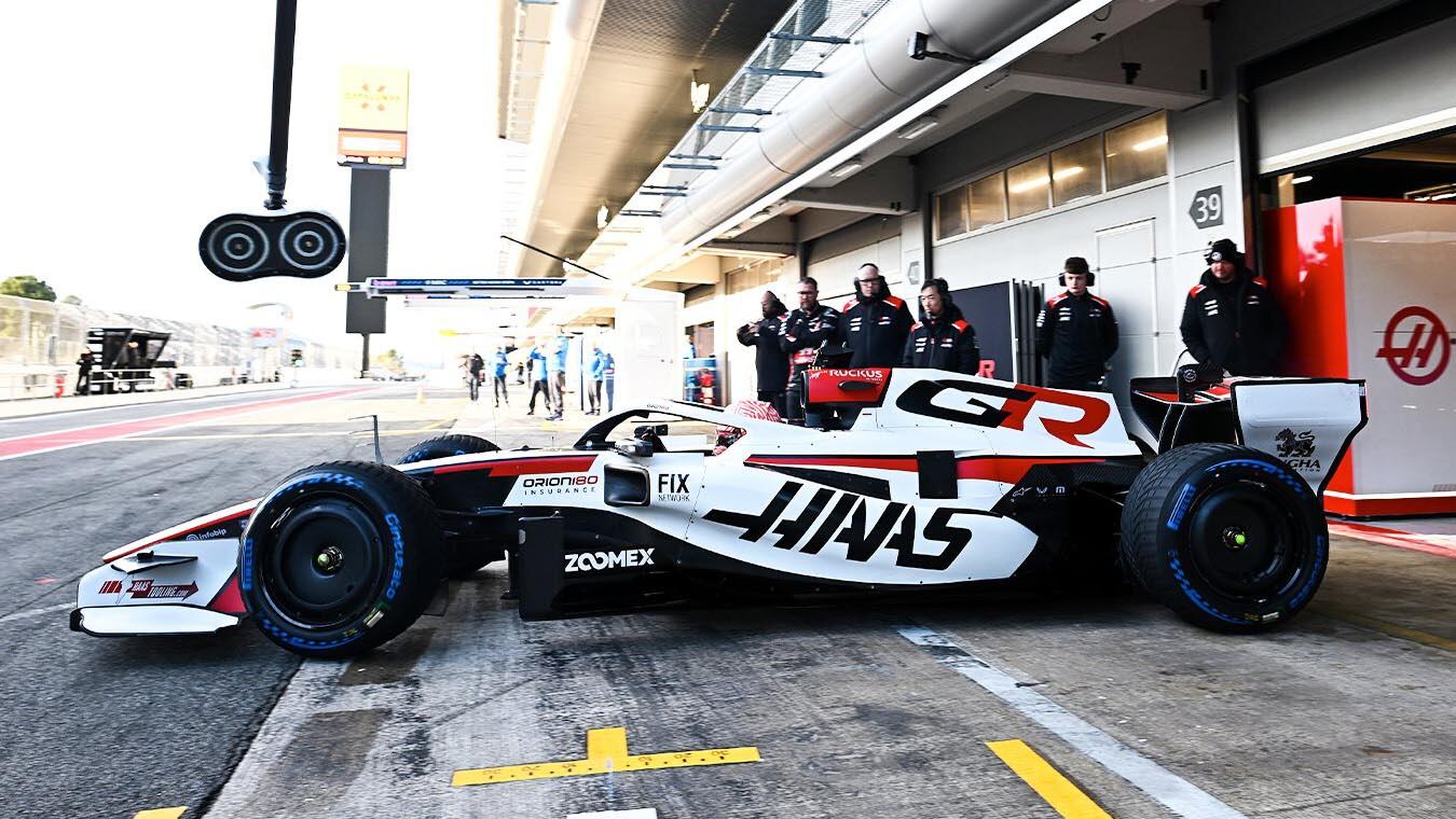El VF-26 de Haas salió a pista con Esteban Ocon al mando (Foto: @HaasF1Team)