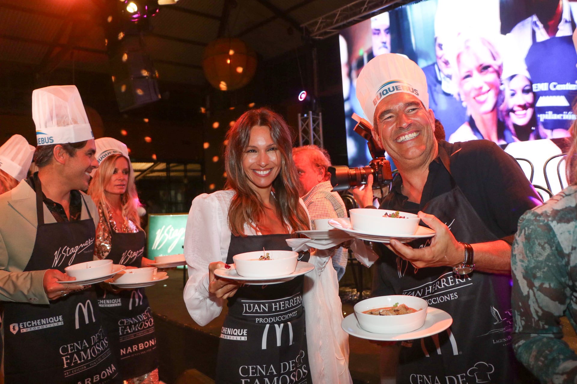 Pampita Ardohain, una de las figuras más convocantes de la noche, dijo presente en la 48ª edición de la Cena de los Famosos en Punta del Este