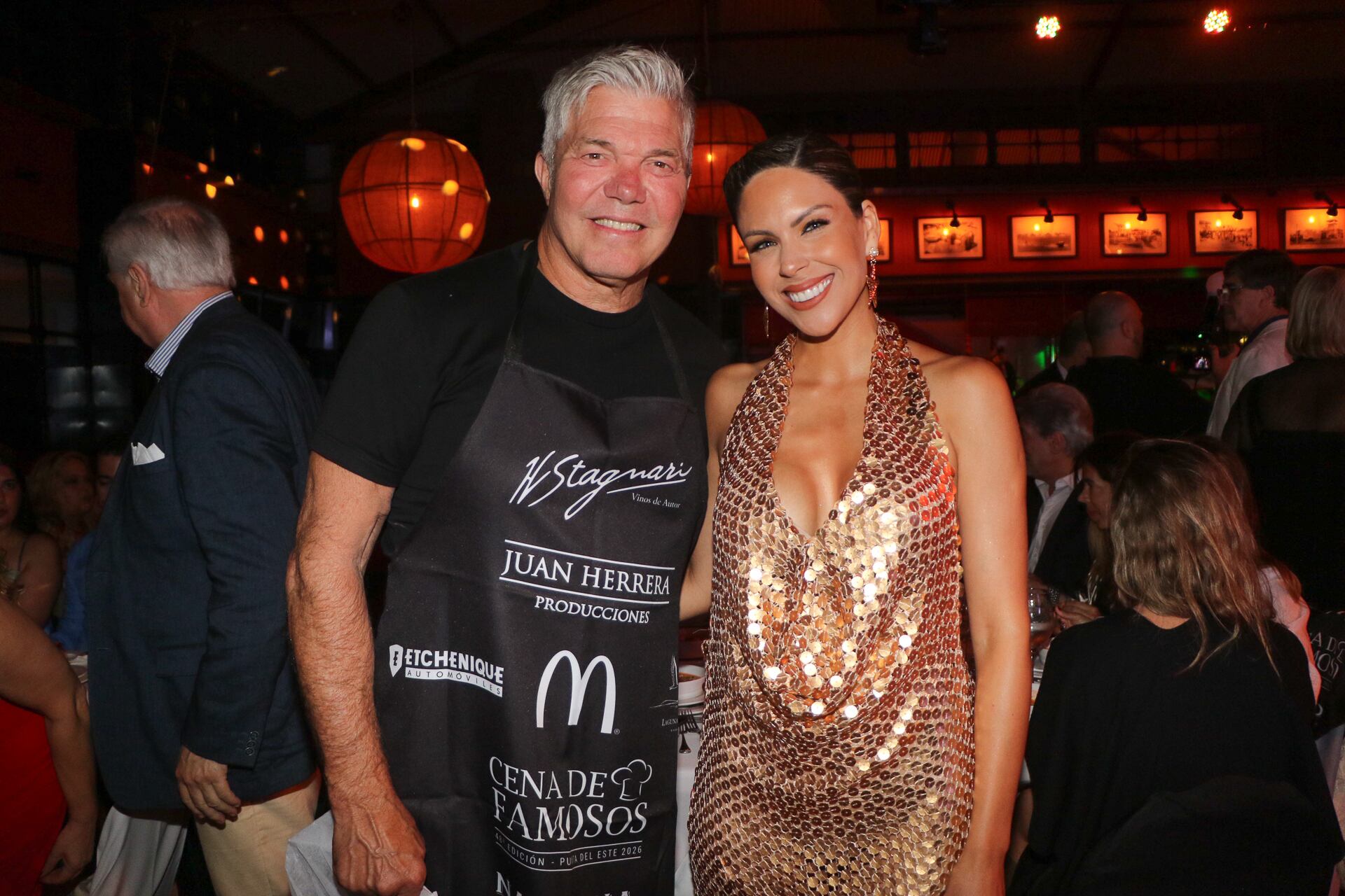 Fernando Burlando asistió acompañado de Barby Franco a la cena solidaria y acompañó los homenajes en una noche de gala en Narbona