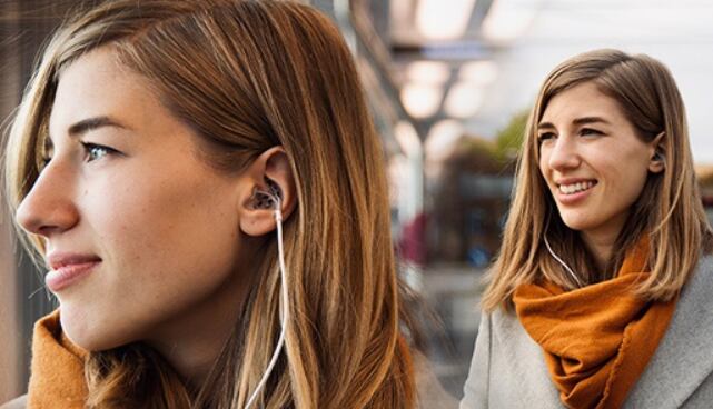 Los audífonos inteligentes reducen el esfuerzo mental al adaptar el sonido mediante señales cerebrales en tiempo real (Aarhus University)