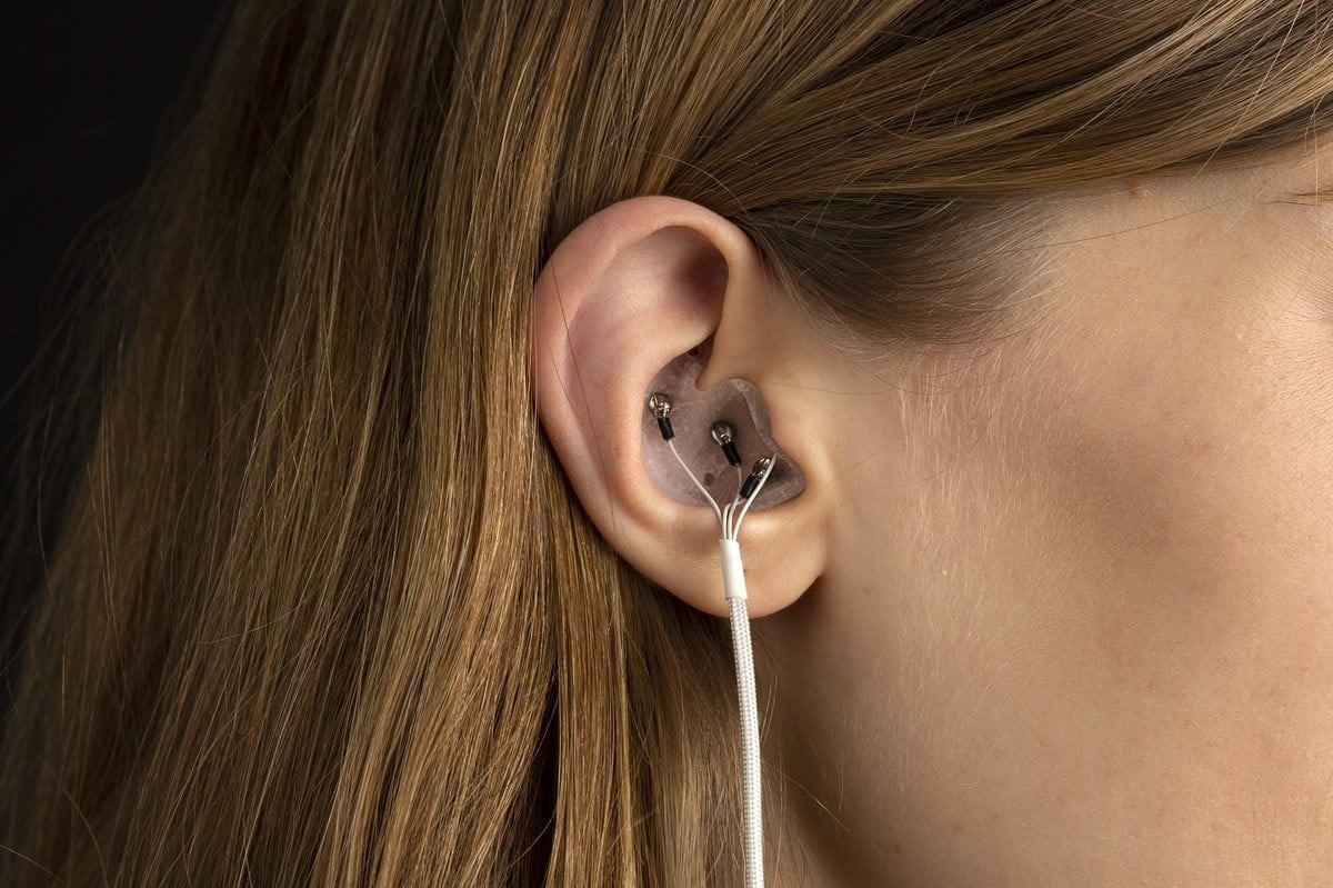 El uso de electroencefalografía permite a los audífonos inteligentes anticipar y responder a signos de fatiga mental detectados en el cerebro (Aarhus University)