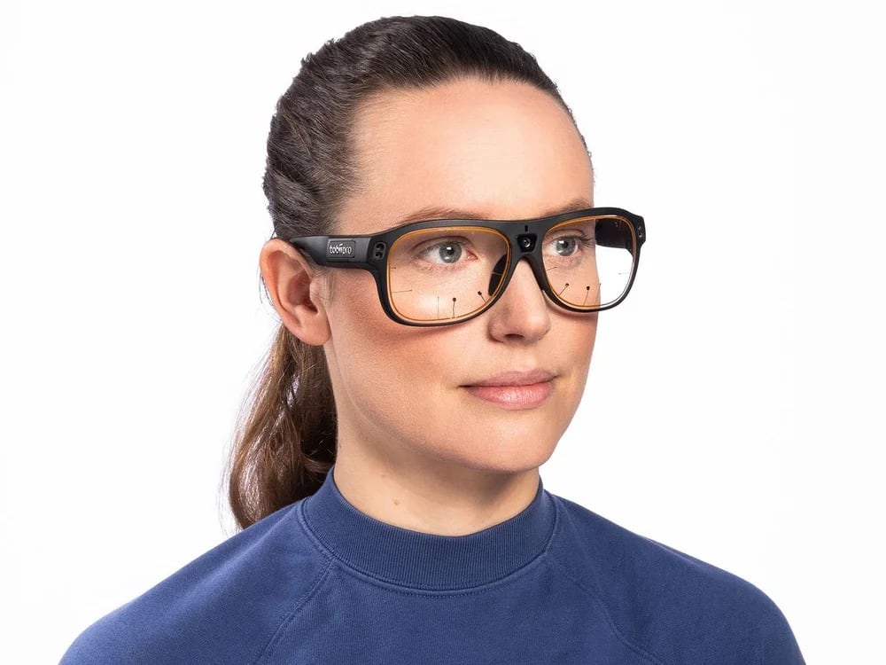 La integración de sistemas biométricos y gafas inteligentes permitirá dispositivos auditivos personalizados, eficientes y capaces de proteger la privacidad del usuario (Tobii)