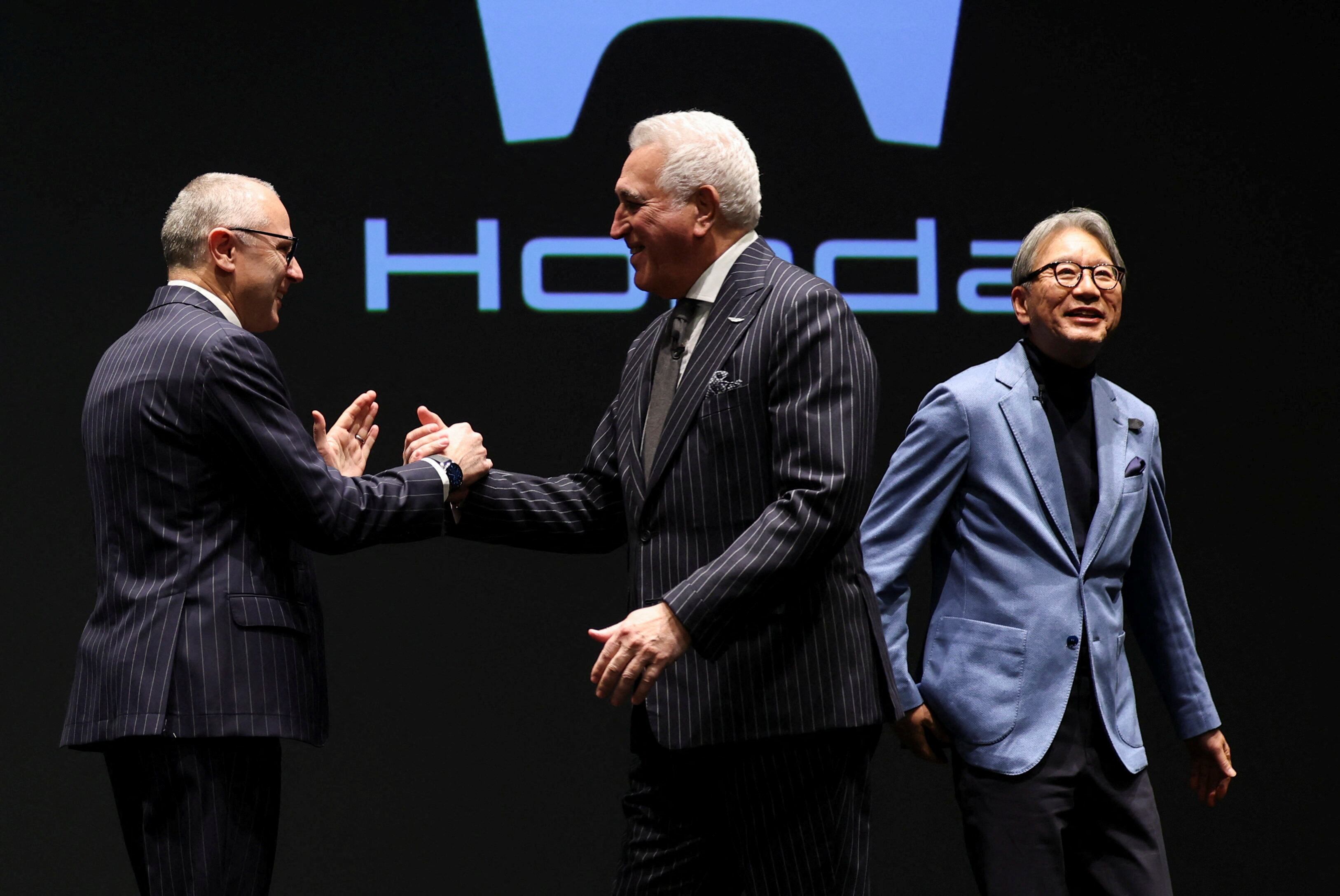 Lawrence Stroll (dueño de Aston Martin) y Toshihiro Mibe (CEO de Honda) estuvieron acompañados por la máxima autoridad de la F1, Stefano Domenicali (Foto: Reuters)