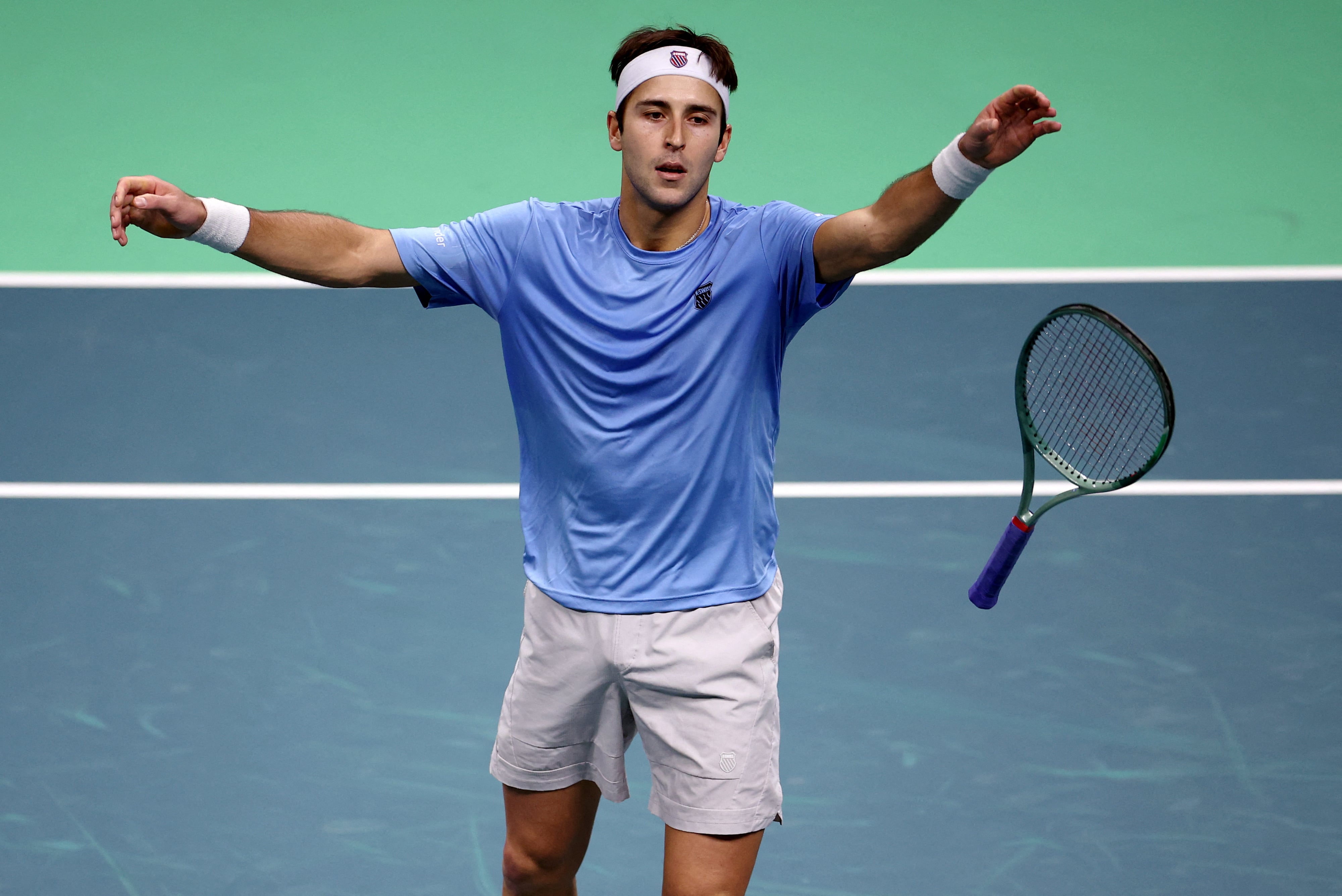 Tomás Etcheverry celebra su victoria en el ATP de Hong Kong, un triunfo que le permitió avanzar a los octavos de final del certamen asiático (Crédito: REUTERS/Guglielmo Mangiapane)