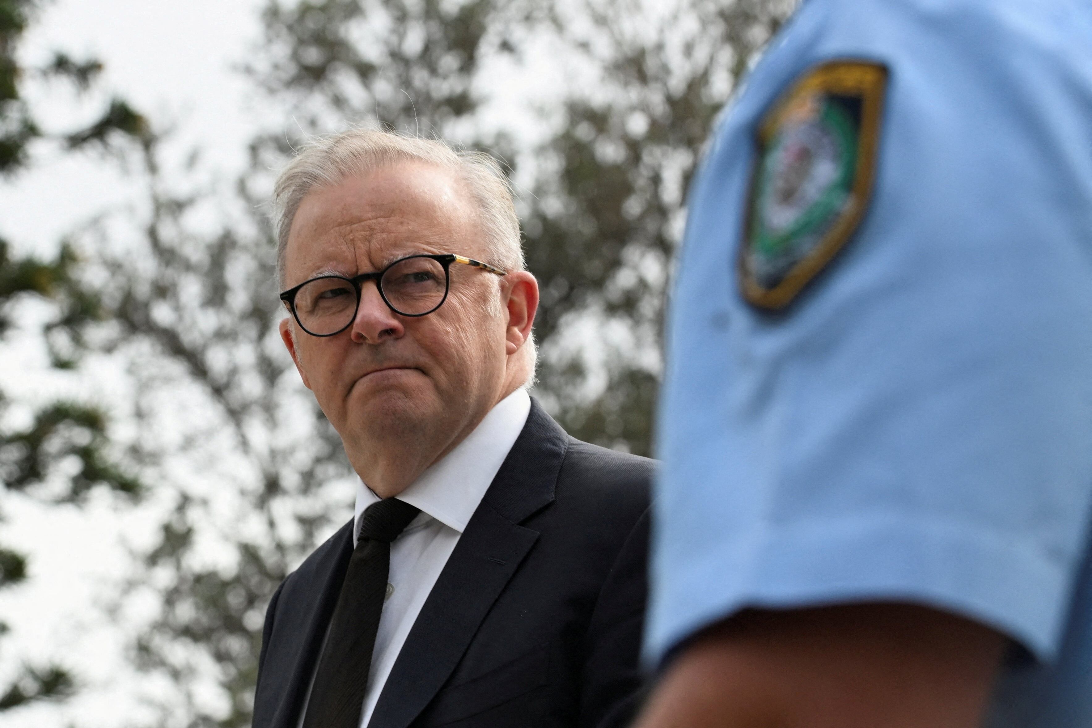 El primer ministro australiano, Anthony Albanese, visita el lugar del ataque durante una celebración judía en la playa Bondi de Sídney, Australia (REUTERS/Flavio Brancaleone)