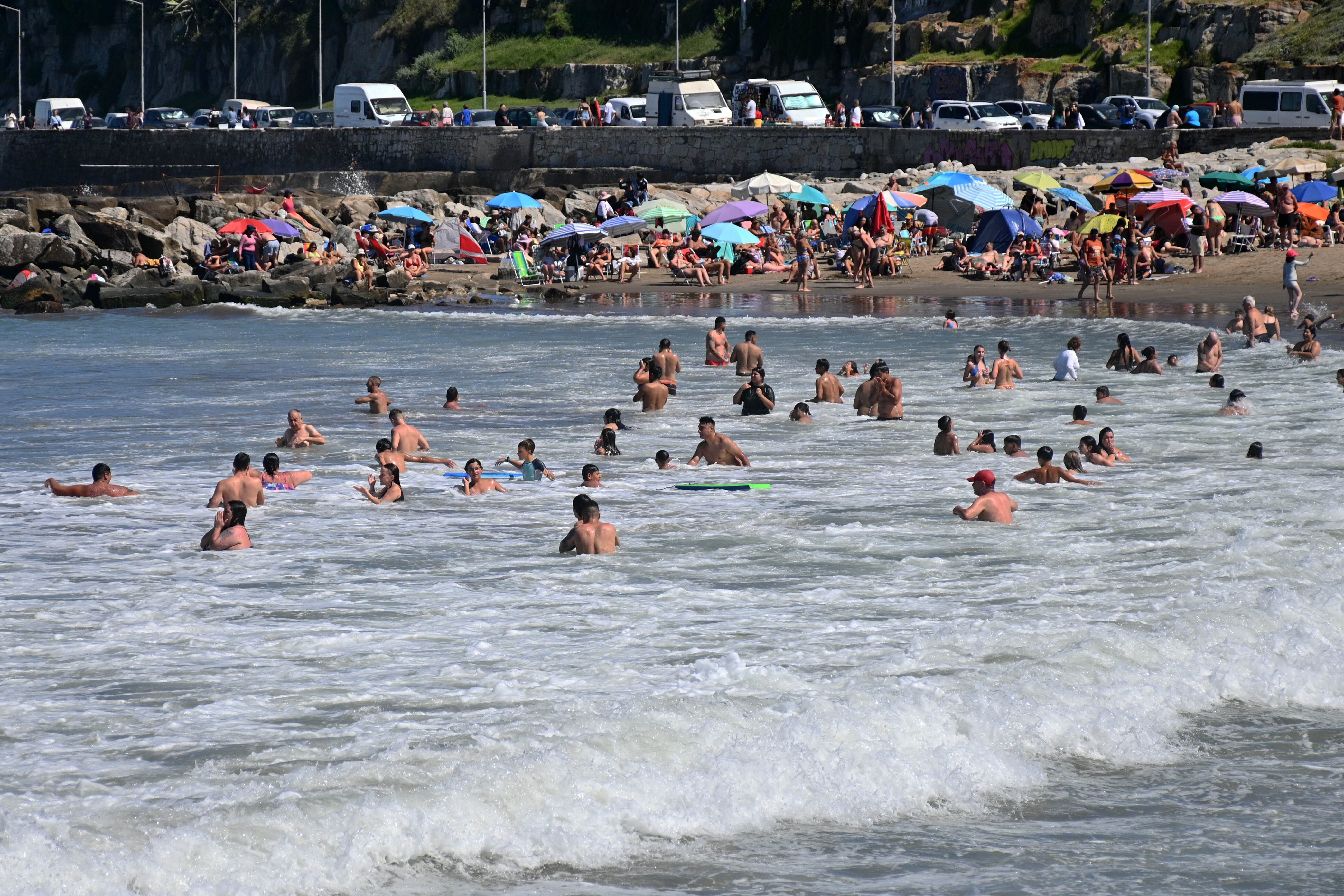 Al no poder salir de una corriente de retorno por cuenta propia, hacer señales con los brazos permite alertar a los guardavidas para recibir asistencia inmediata (Jose Tetty)