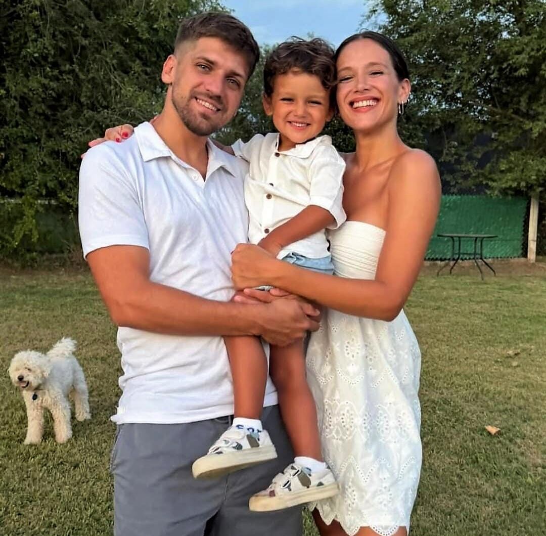 Barbie Vélez junto a su esposo Lucas Rodríguez y su hijo Salvador. Detrás, su perrito Darwin (Crédito: 