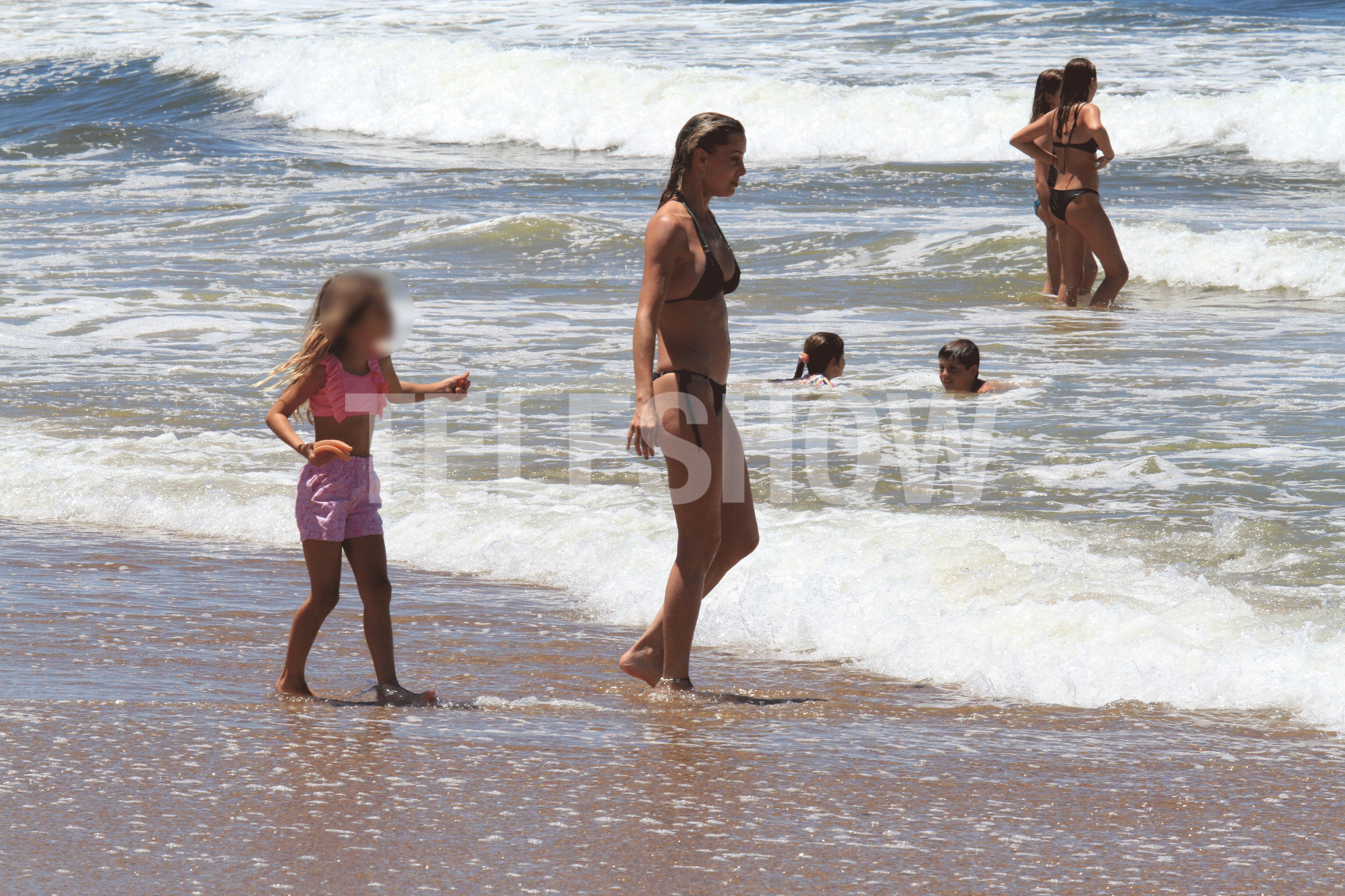 Con una bikini negra clásica, Espasandín acompañó a los niños y lo guió para avanzar sin miedo