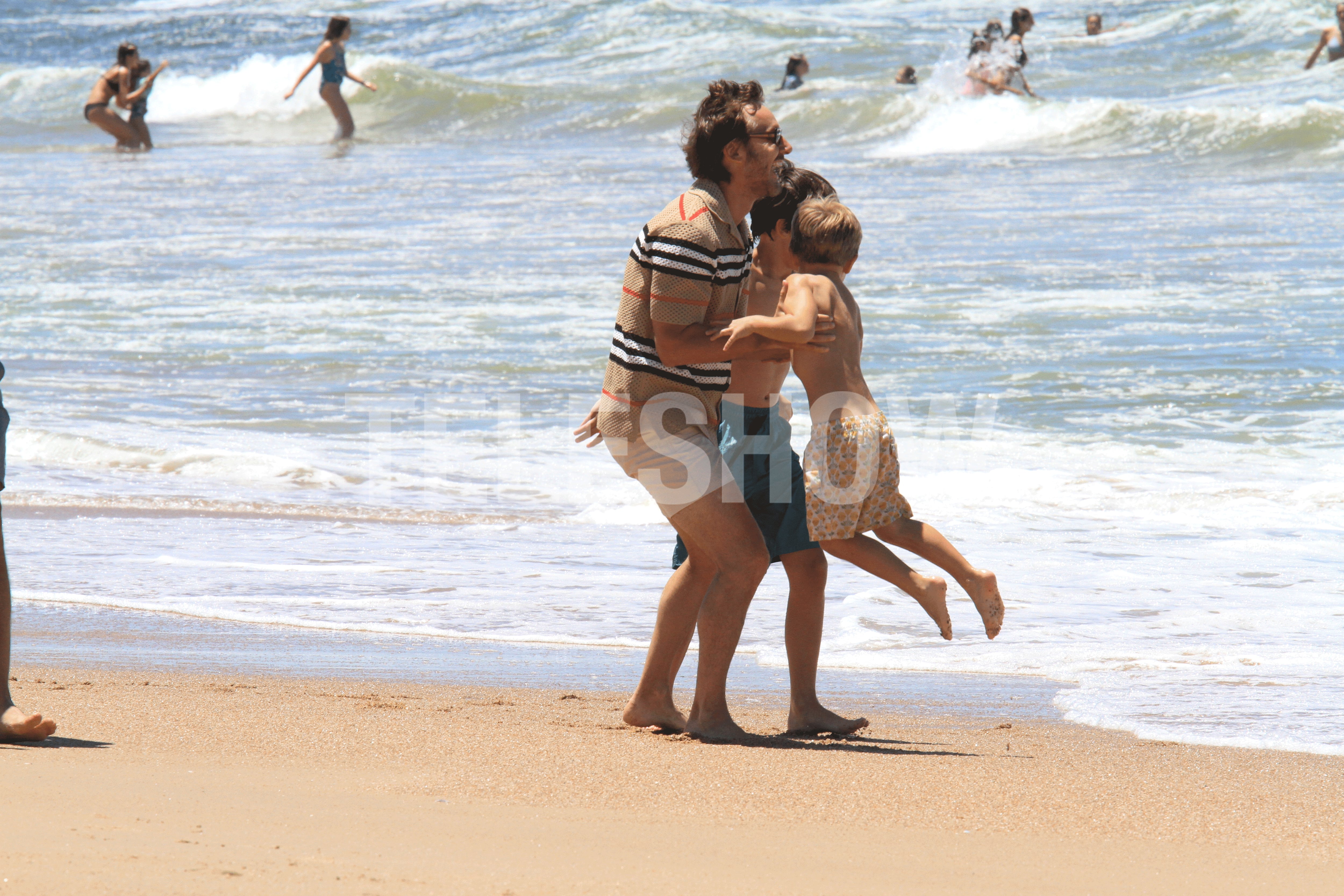 Benjamín Vicuña se metió al mar con Amancio en brazos y lo sostuvo con firmeza mientras las olas rompían en Playa Brava, José Ignacio
