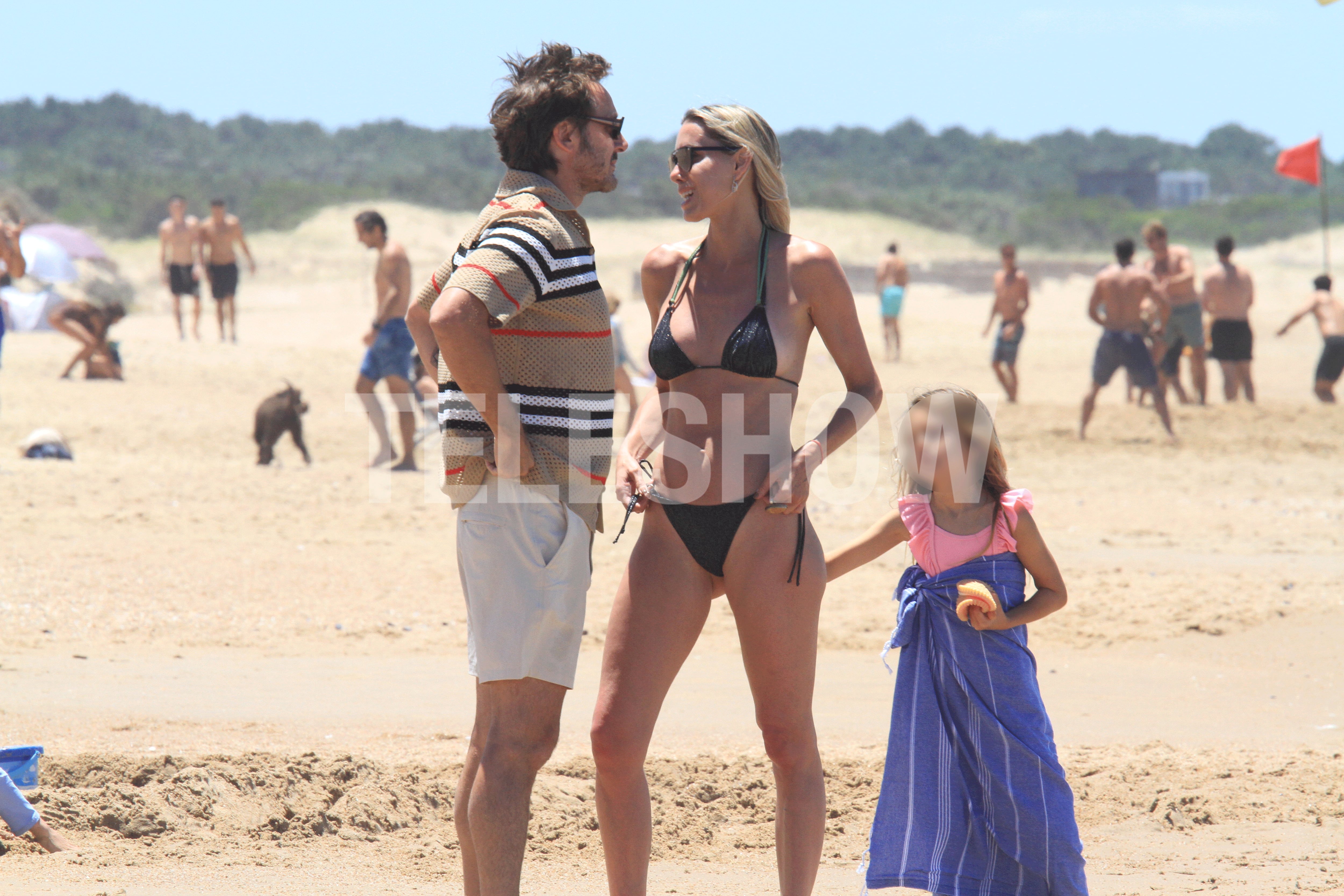 El actor y su pareja compartieron risas y gestos cómplices mientras acompañaban a los chicos