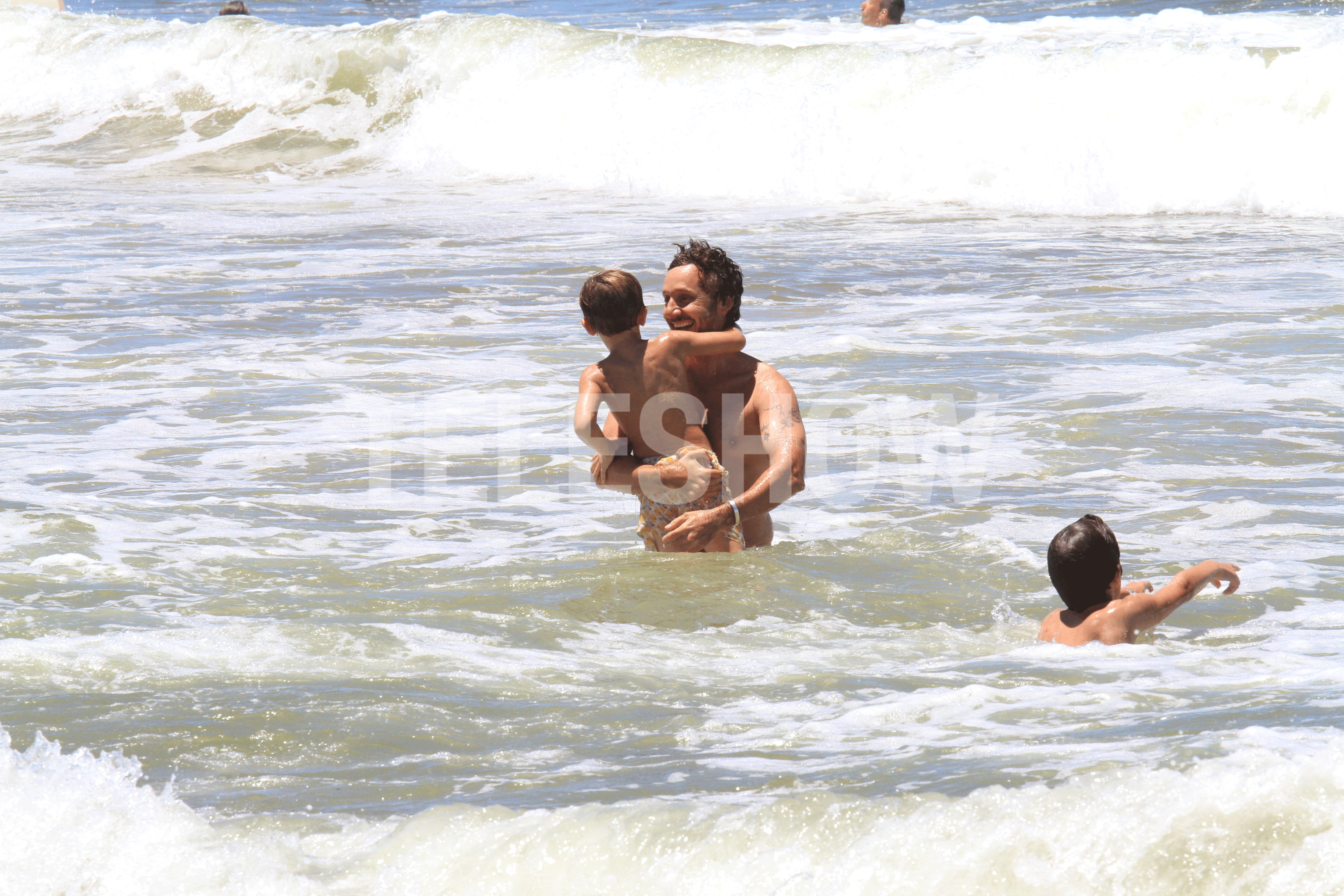 Abrazo al cuello y sonrisa cómplice: el actor chileno disfrutó de una tarde de juegos acuáticos junto a sus hijos