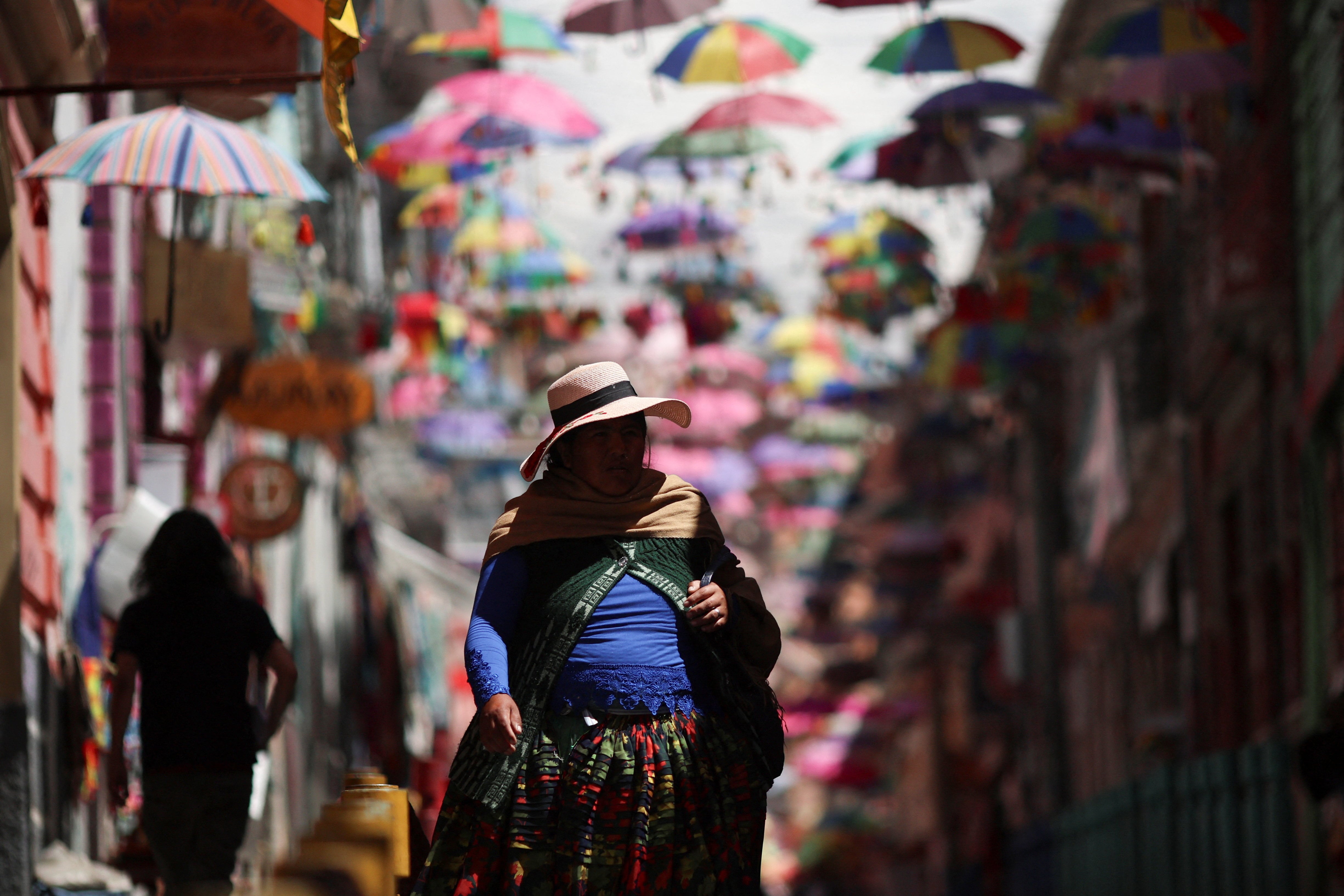 Una mujer camina por el Mercado de las Brujas en La Paz, Bolivia (REUTERS/Adriano Machado)