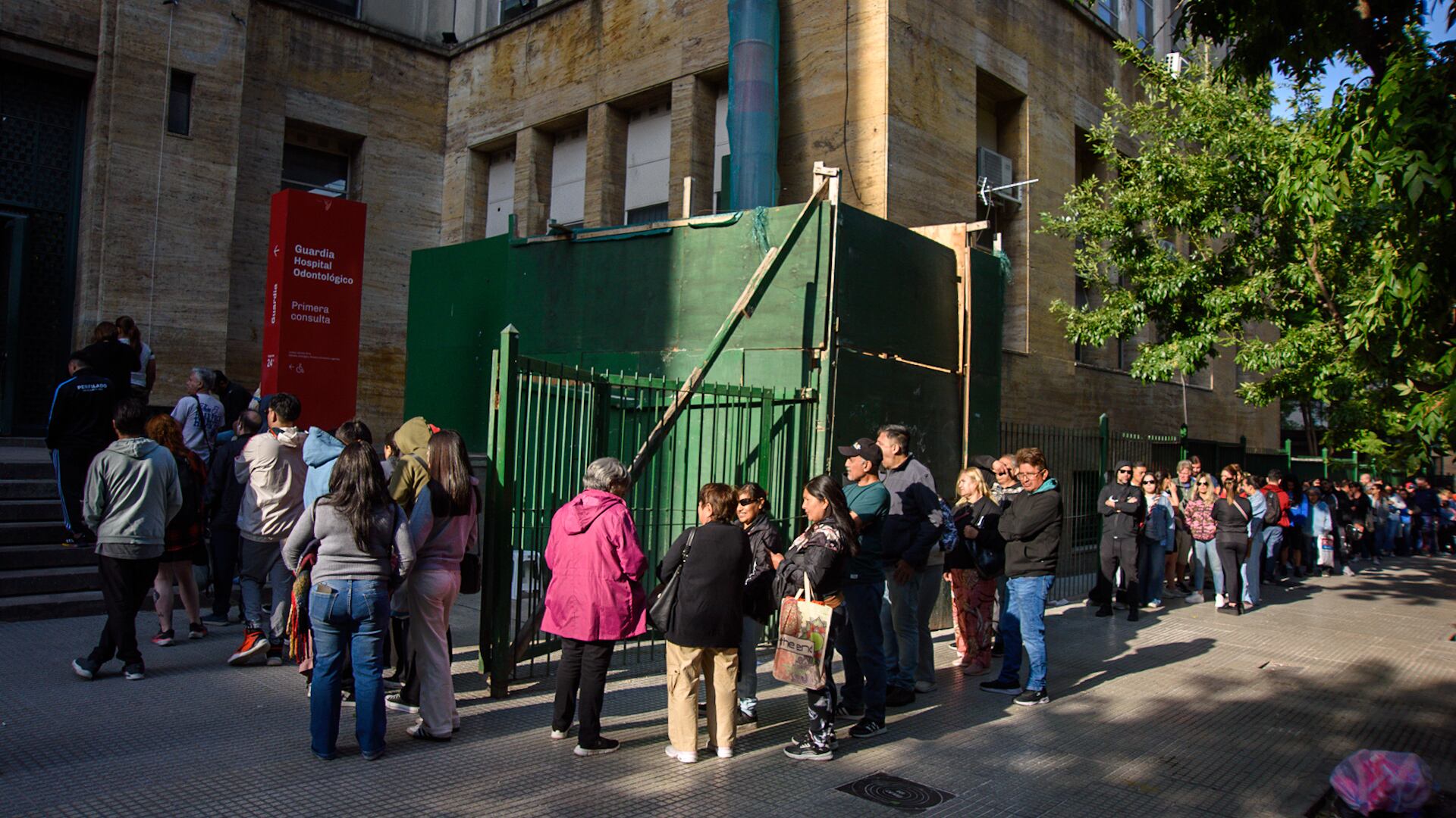El Hospital Odontológico de la UBA, en Recoleta, atiende hasta a 1.500 pacientes diarios en sus momentos de mayor demanda. (Adrián Escandar)