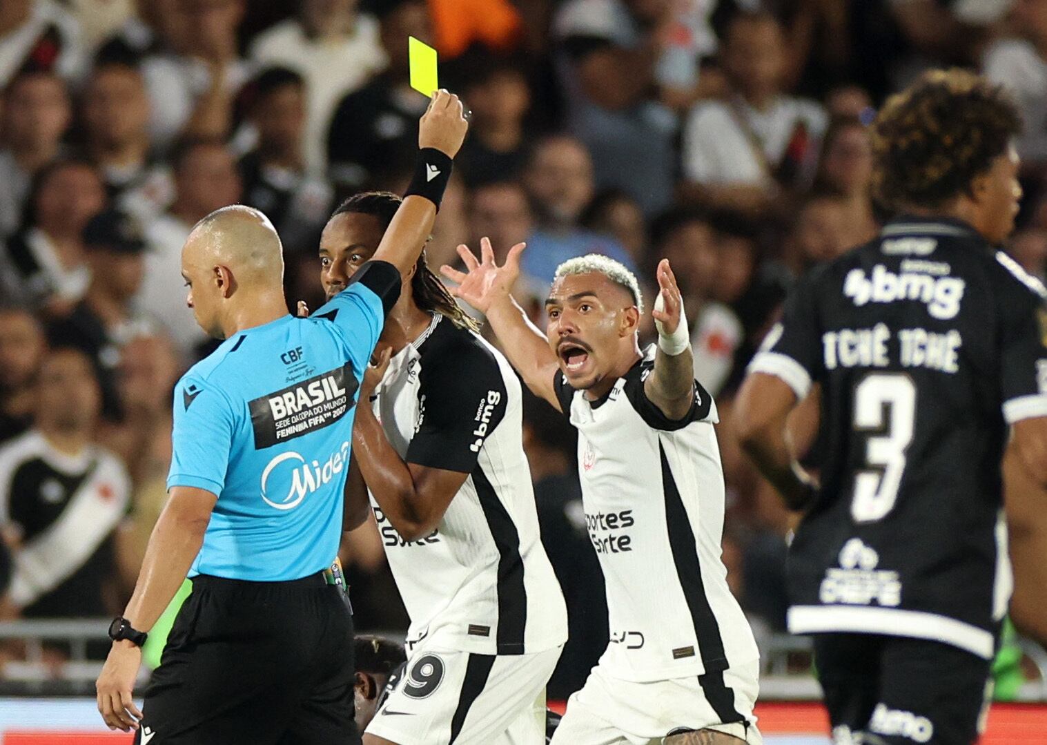 Los árbitros brasileños serán evaluados y habrá un sistema de ascensos y descensos (Foto REUTERS/Pilar Olivares)