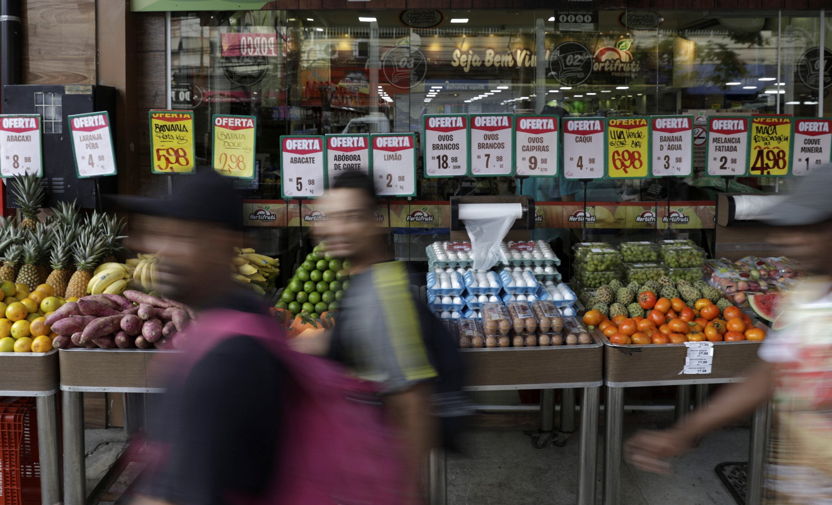 Los precios de los alimentos se muestran en un mercado en Río de Janeiro, Brasil (REUTERS/Ricardo Moraes/Archivo)