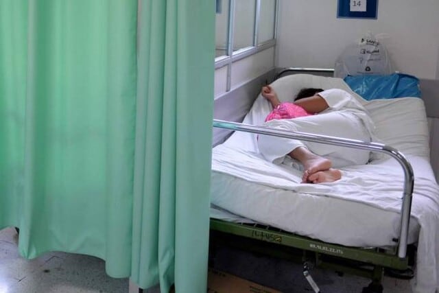 La presencia de la bacteria Escherichia coli en el agua marina se vincula con cuadros de diarrea vomitos fiebre y dolor abdominal ( Colprensa)