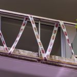 Brutal accidente en Belgrano: tomaba una gaseosa en una cafetería y le cayó una placa de vidrio en la cabeza