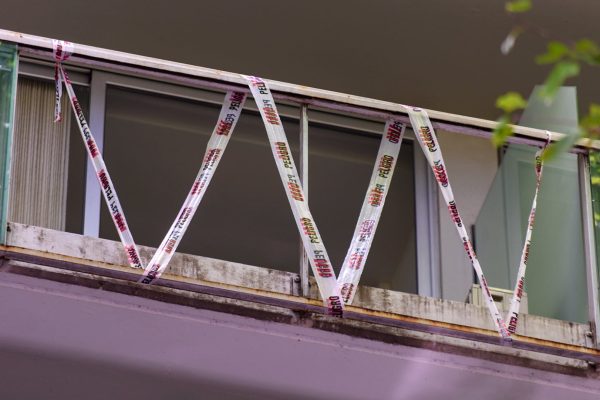 Brutal accidente en Belgrano: tomaba una gaseosa en una cafetería y le cayó una placa de vidrio en la cabeza