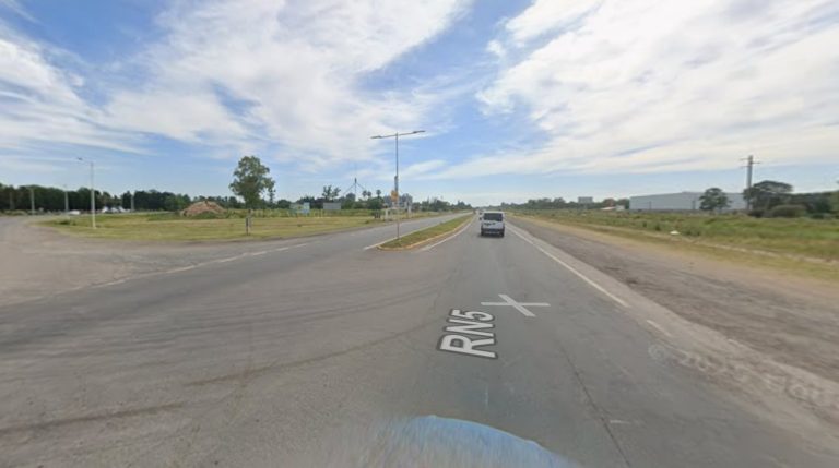 Brutal accidente en Mercedes: un auto chocó contra un camión en la Ruta 5 y cuatro personas murieron