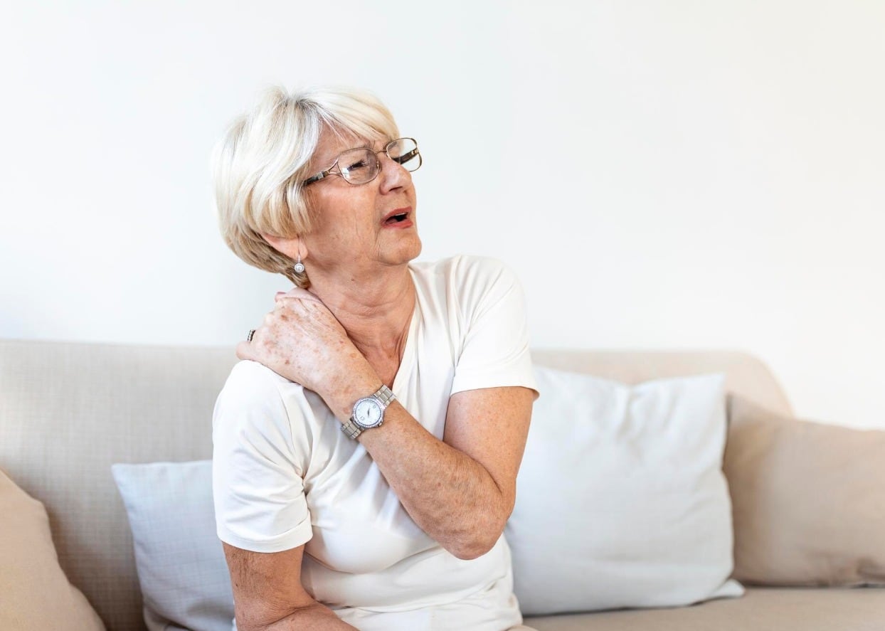 La discriminación por edad y el estigma social obstaculizan el diálogo sobre la menopausia y sus efectos emocionales en muchas culturas (Freepik)